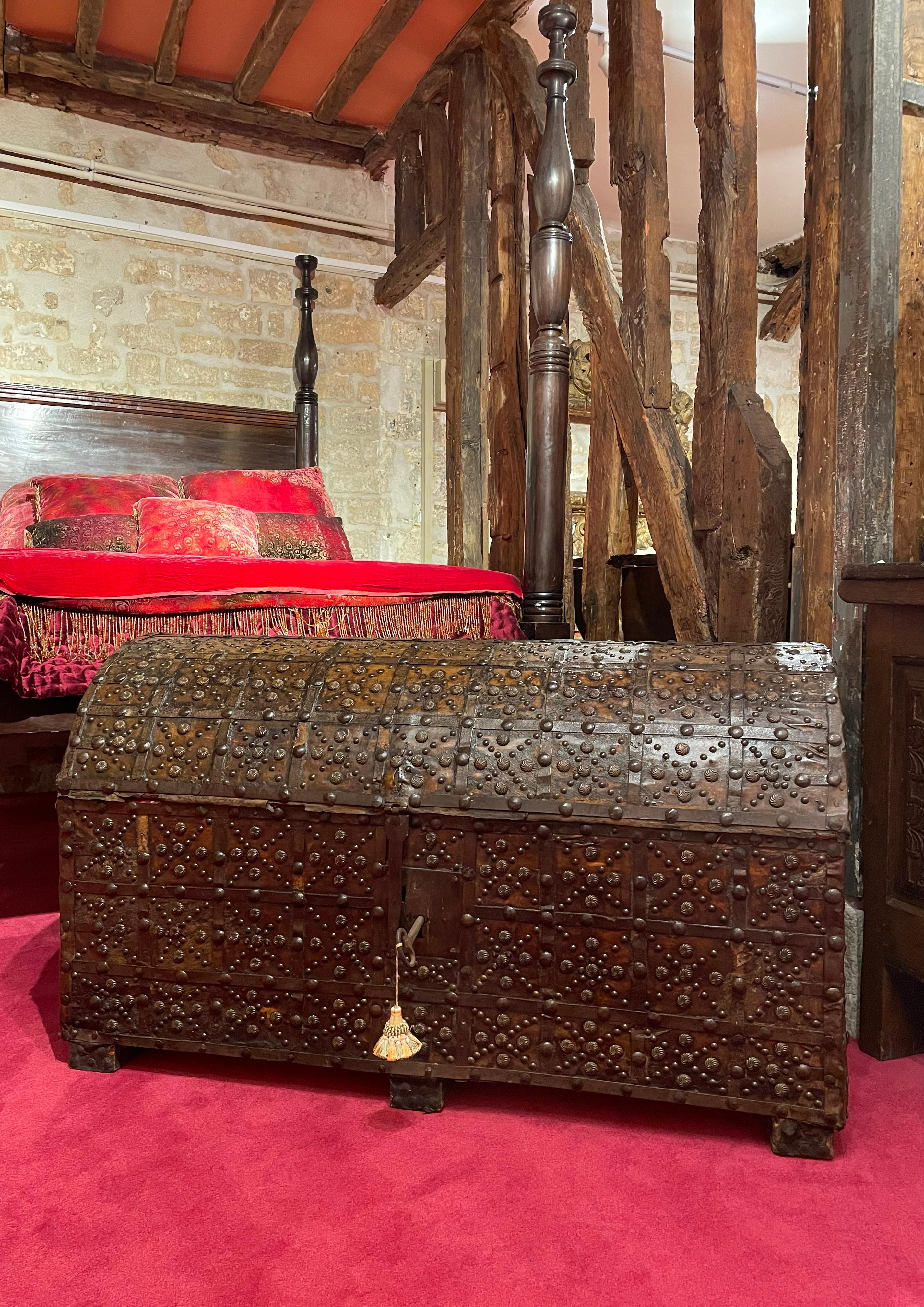 IMPORTANT TRAVEL CHEST WITH A DOMED TOP

ORIGIN : SPAIN
PERIOD : 16th CENTURY

Height : 72 cm
Length : 125 cm
Depth : 56 cm 


Walnut
Boarded and Studded
Good Condition
Original lock and key

A beautiful execution of an important