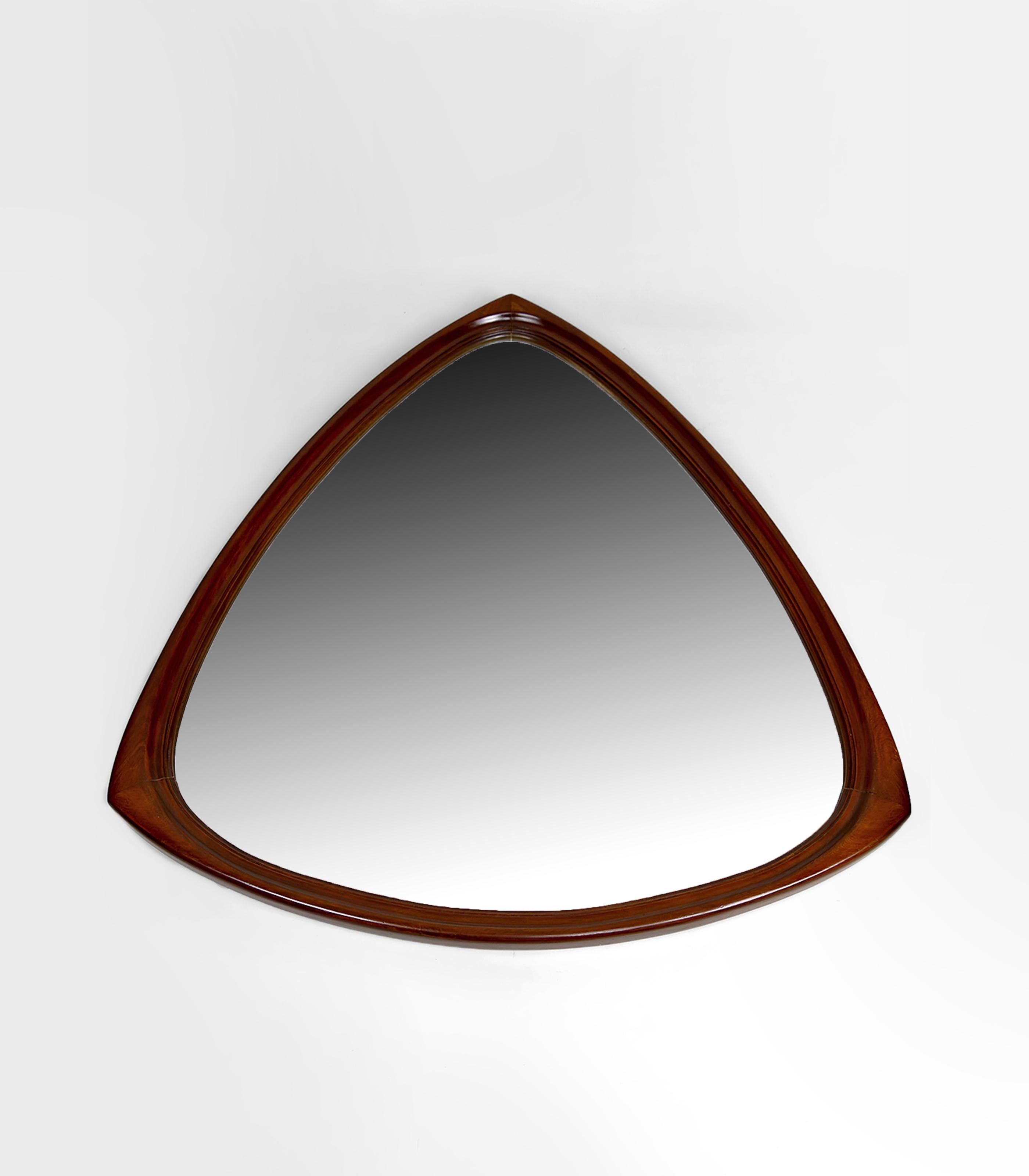 Important miroir triangulaire en teck - Design scandinave, Circa 1950

Un superbe et rare grand miroir mural, typique du design scandinave des années 1950-60.

Fabriqué en teck massif, il se distingue par sa forme triangulaire douce, fluide et