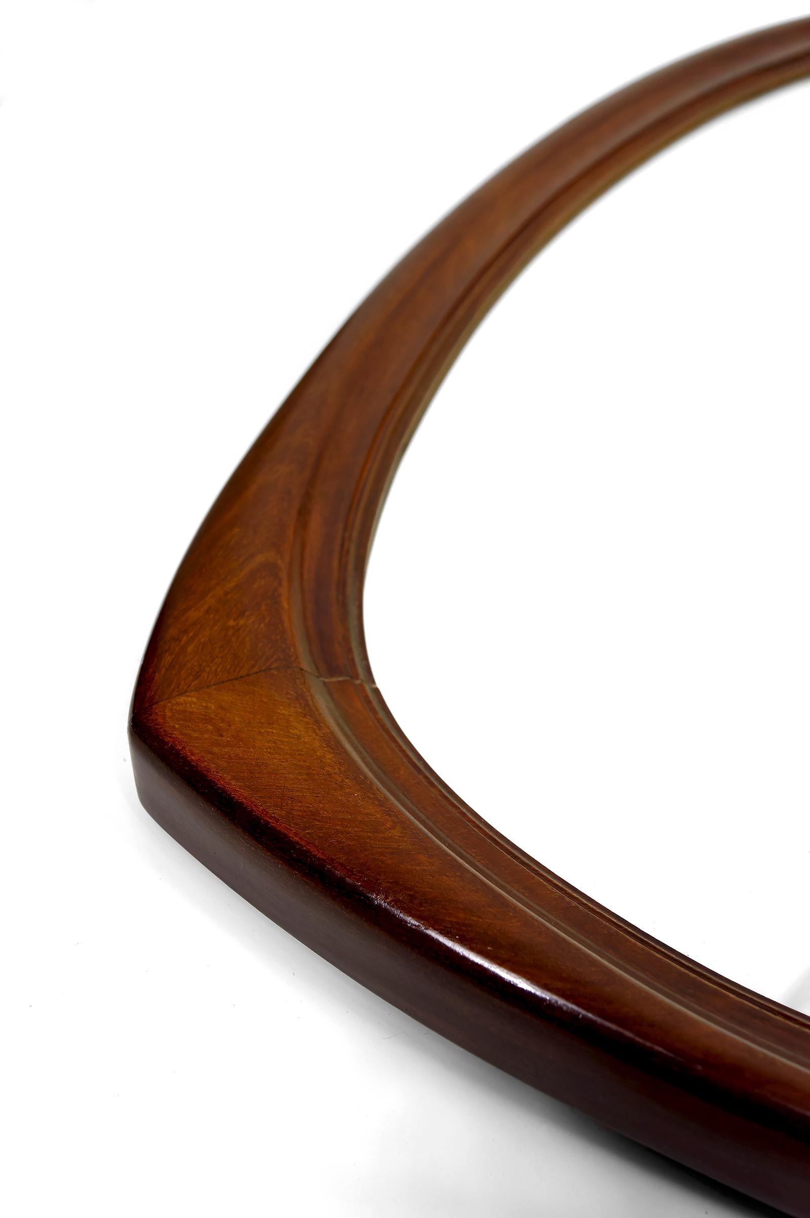 Sculpté Important miroir triangulaire en teck, Design/One, Circa Design, 1950 en vente