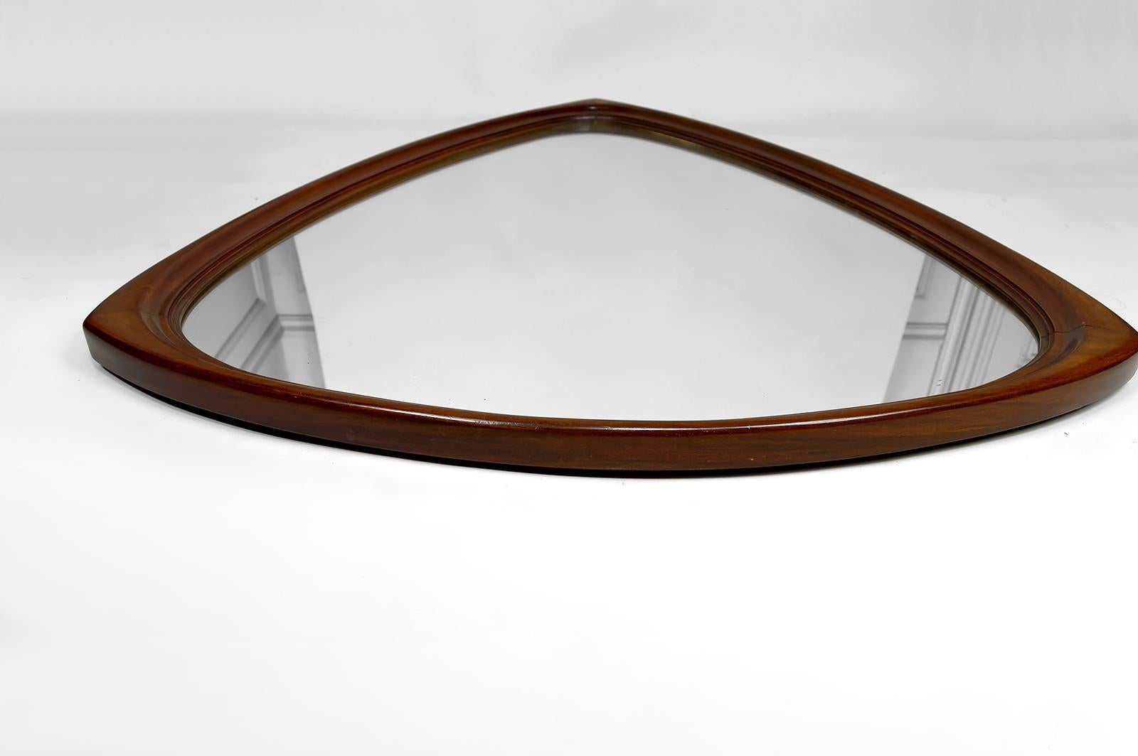 Verre Important miroir triangulaire en teck, Design/One, Circa Design, 1950 en vente