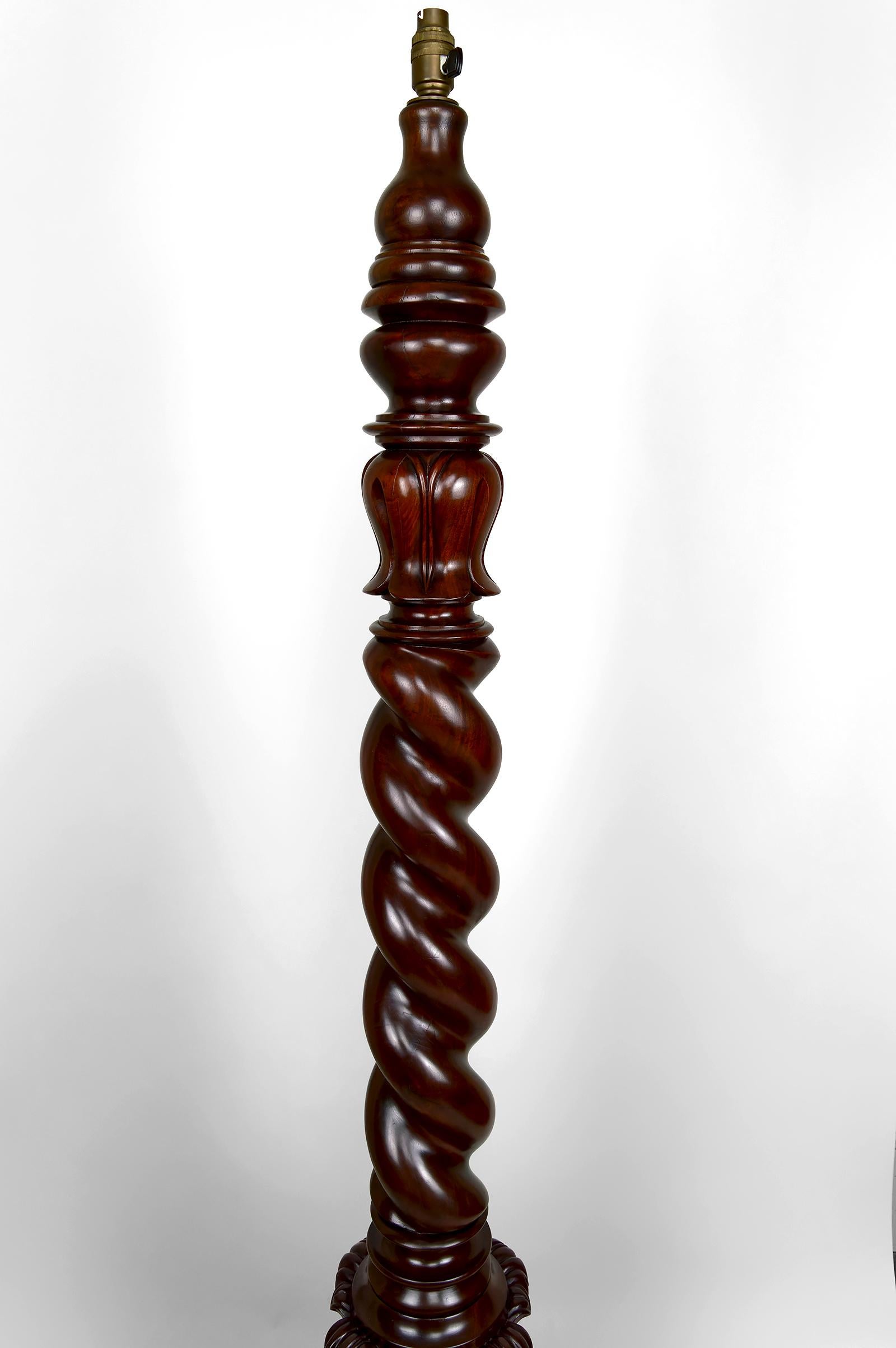 Important Tudor Victorian Twisted Column Floor Lamp in Walnut, UK, Circa 1900 For Sale 3