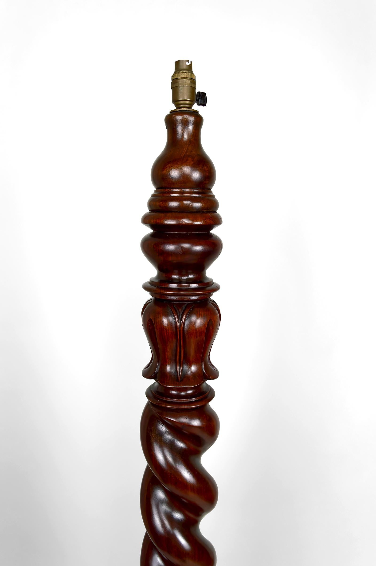 Important Tudor Victorian Twisted Column Floor Lamp in Walnut, UK, Circa 1900 For Sale 4