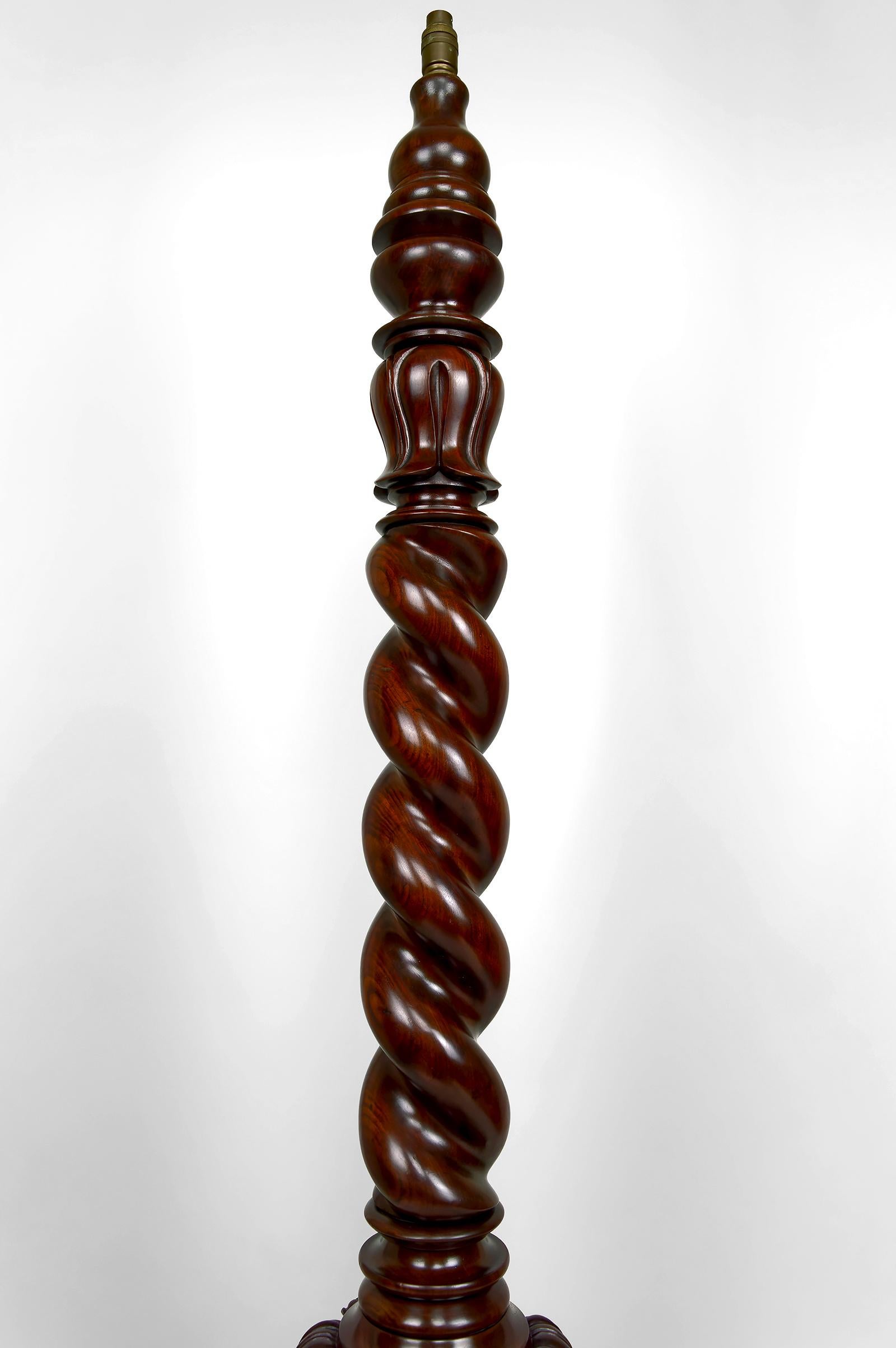 Important Tudor Victorian Twisted Column Floor Lamp in Walnut, UK, Circa 1900 For Sale 5
