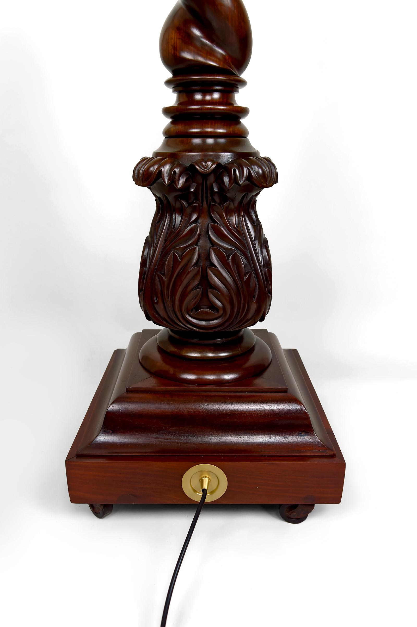 Important Tudor Victorian Twisted Column Floor Lamp in Walnut, UK, Circa 1900 For Sale 10