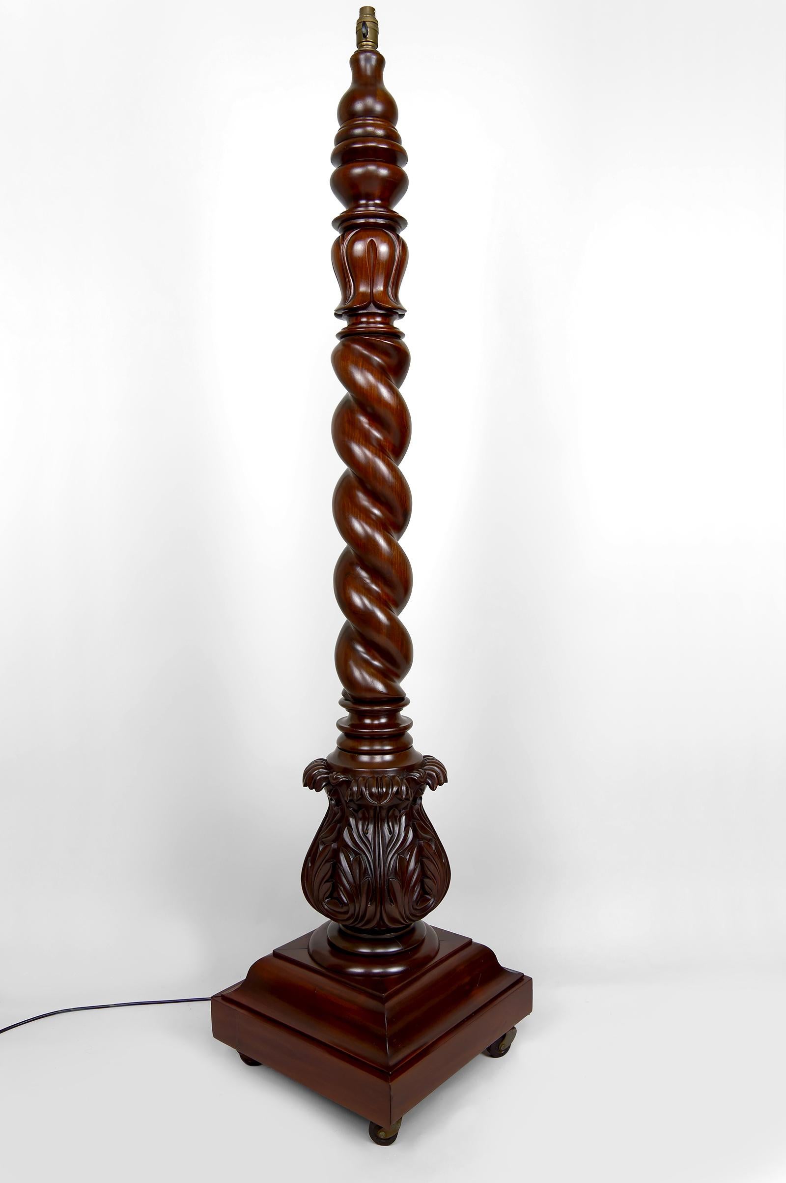 Important Victorian Twisted Column Floor Lamp in Solid Walnut – United Kingdom, Tudor Style, Circa 1900

A superb period piece, this Victorian column floor lamp embodies the refinement of late 19th-century English furniture. 

Crafted from solid