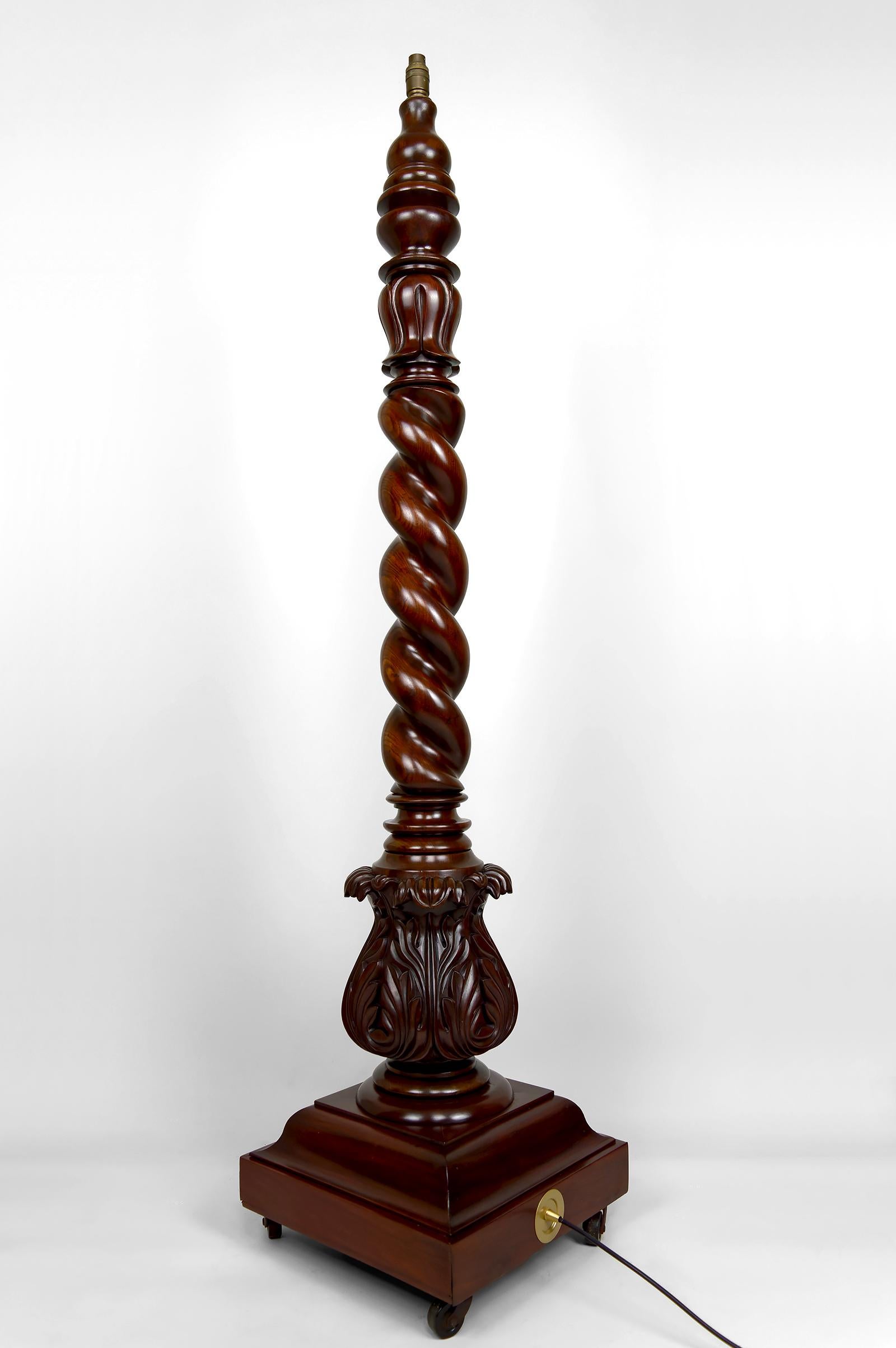 Important Tudor Victorian Twisted Column Floor Lamp in Walnut, UK, Circa 1900 In Good Condition For Sale In VÉZELAY, FR