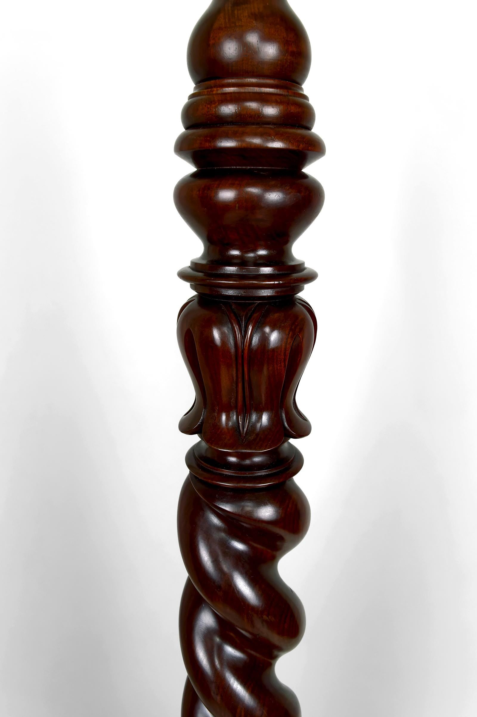 Important Tudor Victorian Twisted Column Floor Lamp in Walnut, UK, Circa 1900 For Sale 1