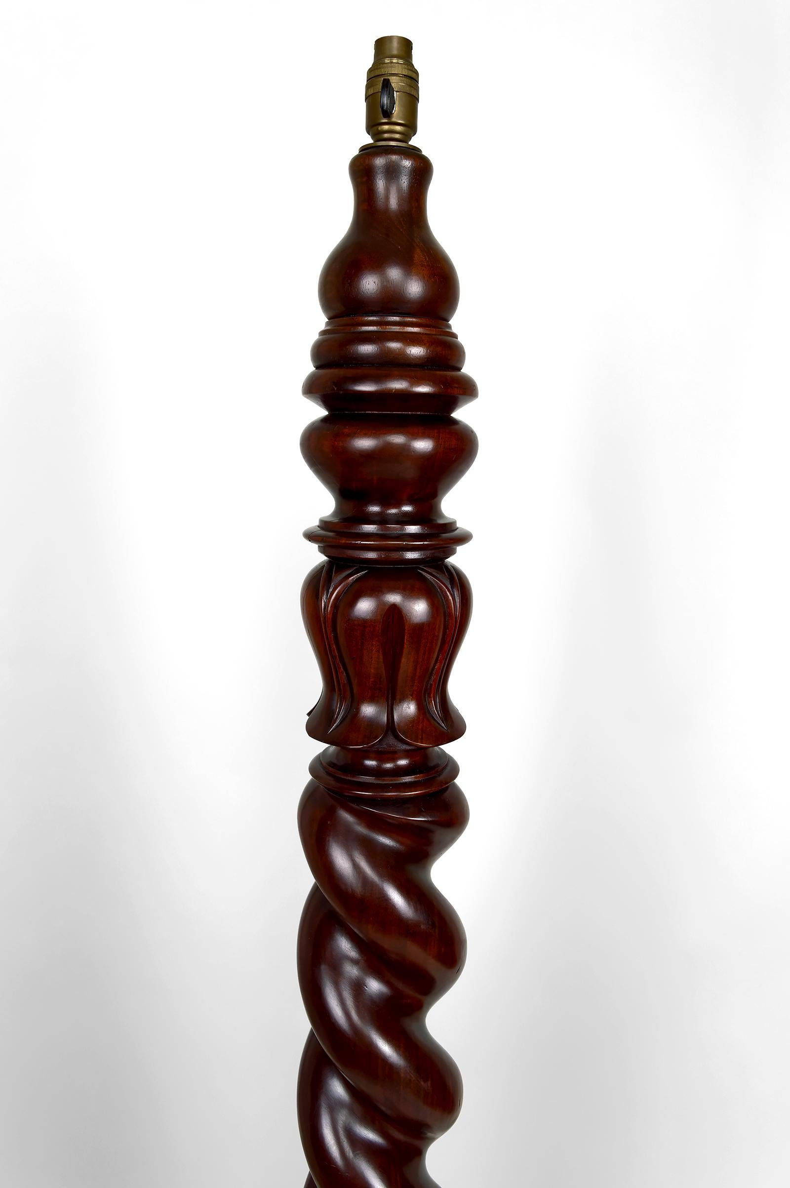 Important Tudor Victorian Twisted Column Floor Lamp in Walnut, UK, Circa 1900 For Sale 2