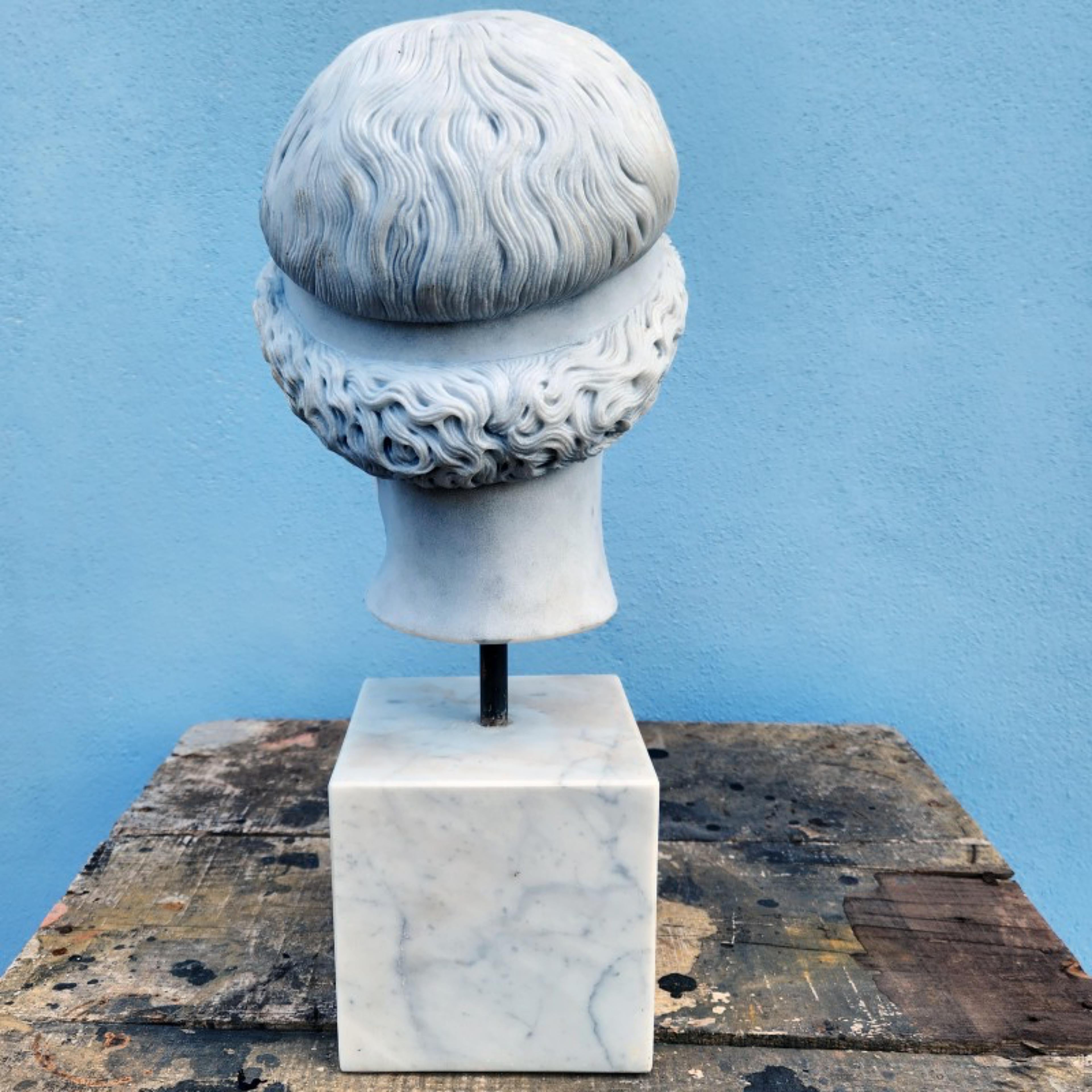 Bedeutende einzigartige italienische Skulptur ATENA LEMNIA IN WEISSEM CARRARA-MARBEL 19.
Italien
Kopf aus weißem Carrara-Marmor, von uns von Hand mit Hilfe der 