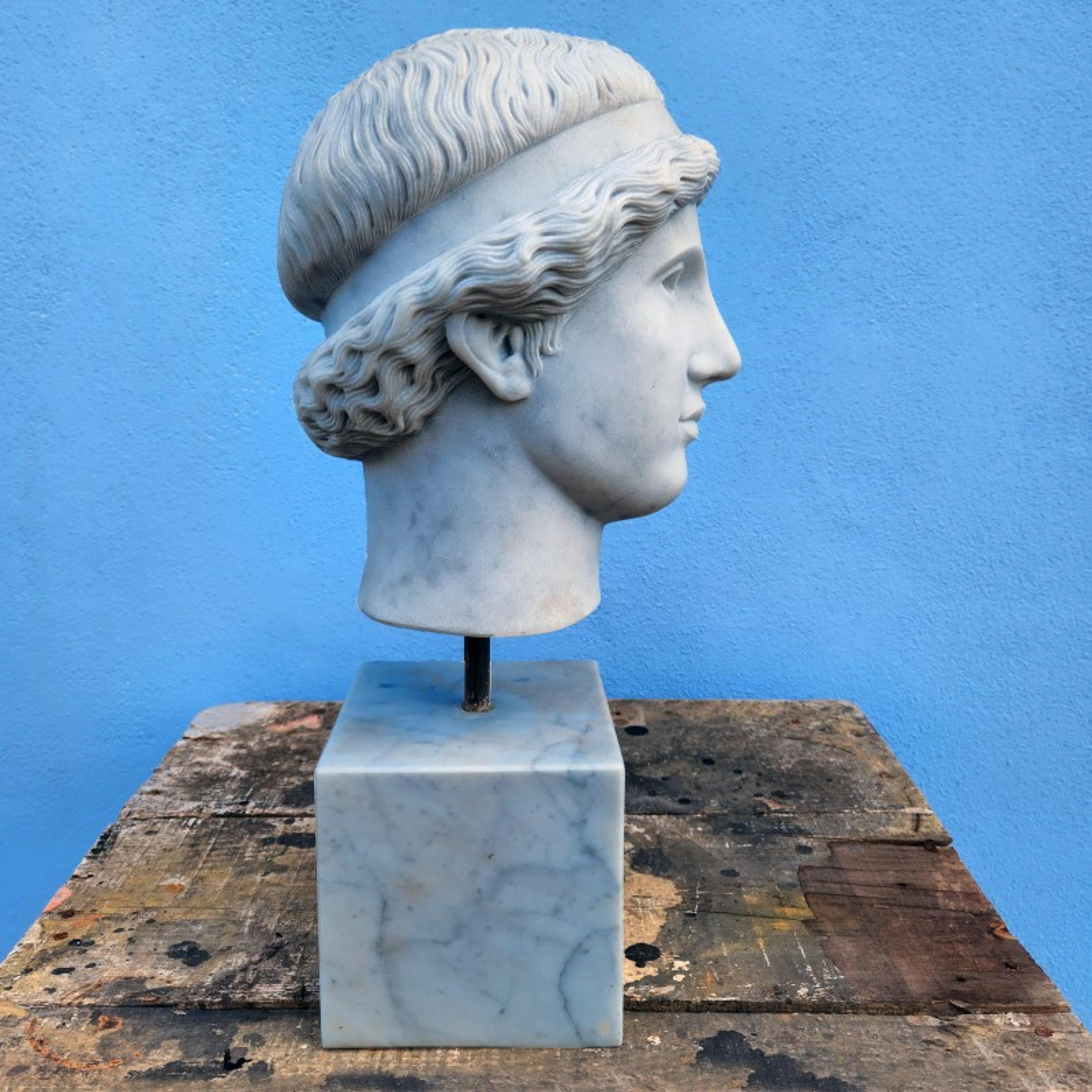 Fait main Importante sculpture italienne unique ATENA LEMNIA IN WHITE CARRARA MARBLE 19ème siècle en vente