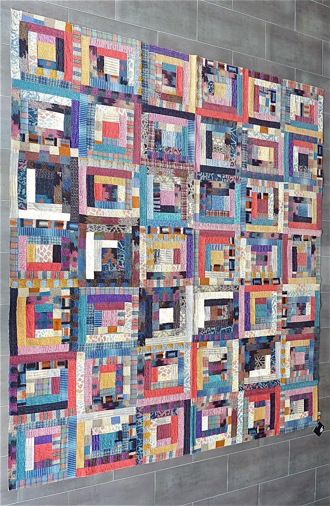 Importante e unico grande tappeto cucito a mano disegnato da Arazzi Missoni in collaborazione con Saporiti Italia, circa anni Ottanta. Come un tappeto patchwork, questo splendido pezzo è una combinazione di artigianato tradizionale e design moderno.