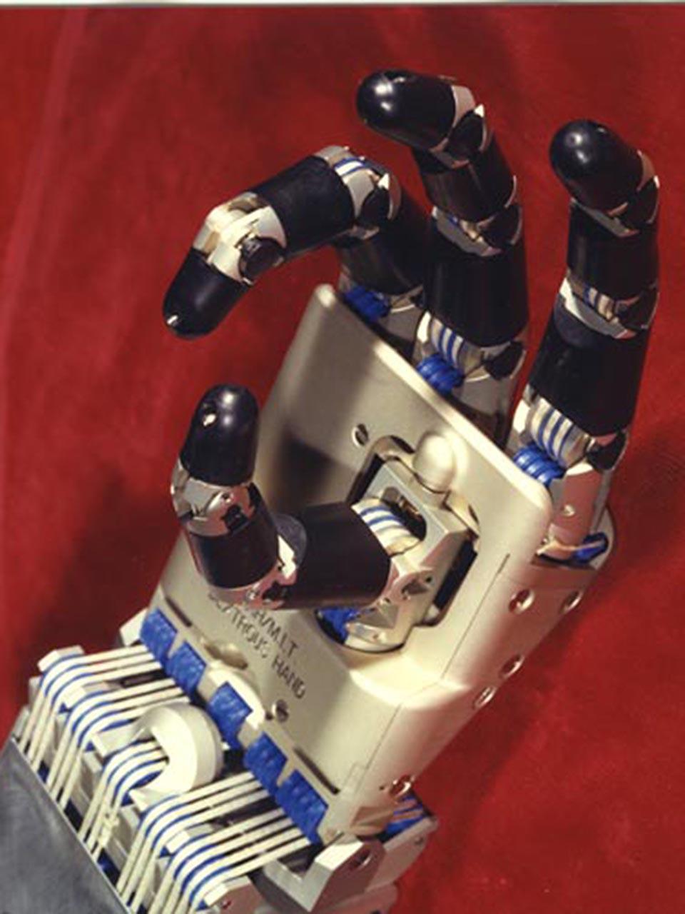 Dies ist eines von zwei frühen Beispielen dieser bahnbrechenden experimentellen Roboterhand. Die Dextrous Hand wurde am MIT in Utah entwickelt und von Sarcos Inc. gebaut und ist auf der Hand signiert.  Es ist ein wichtiges Stück Industrie- und