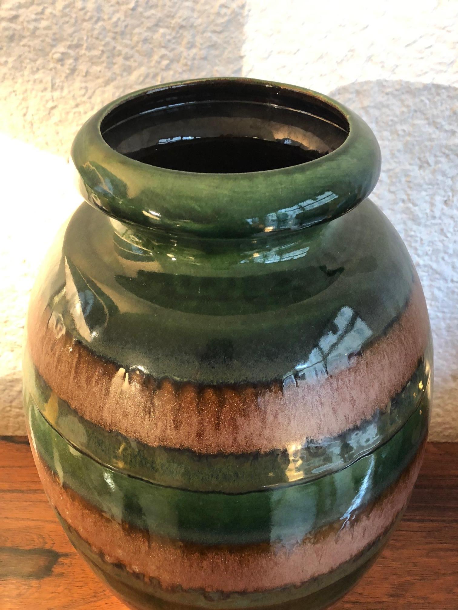 Large dimensions for this vase from the 1960s.