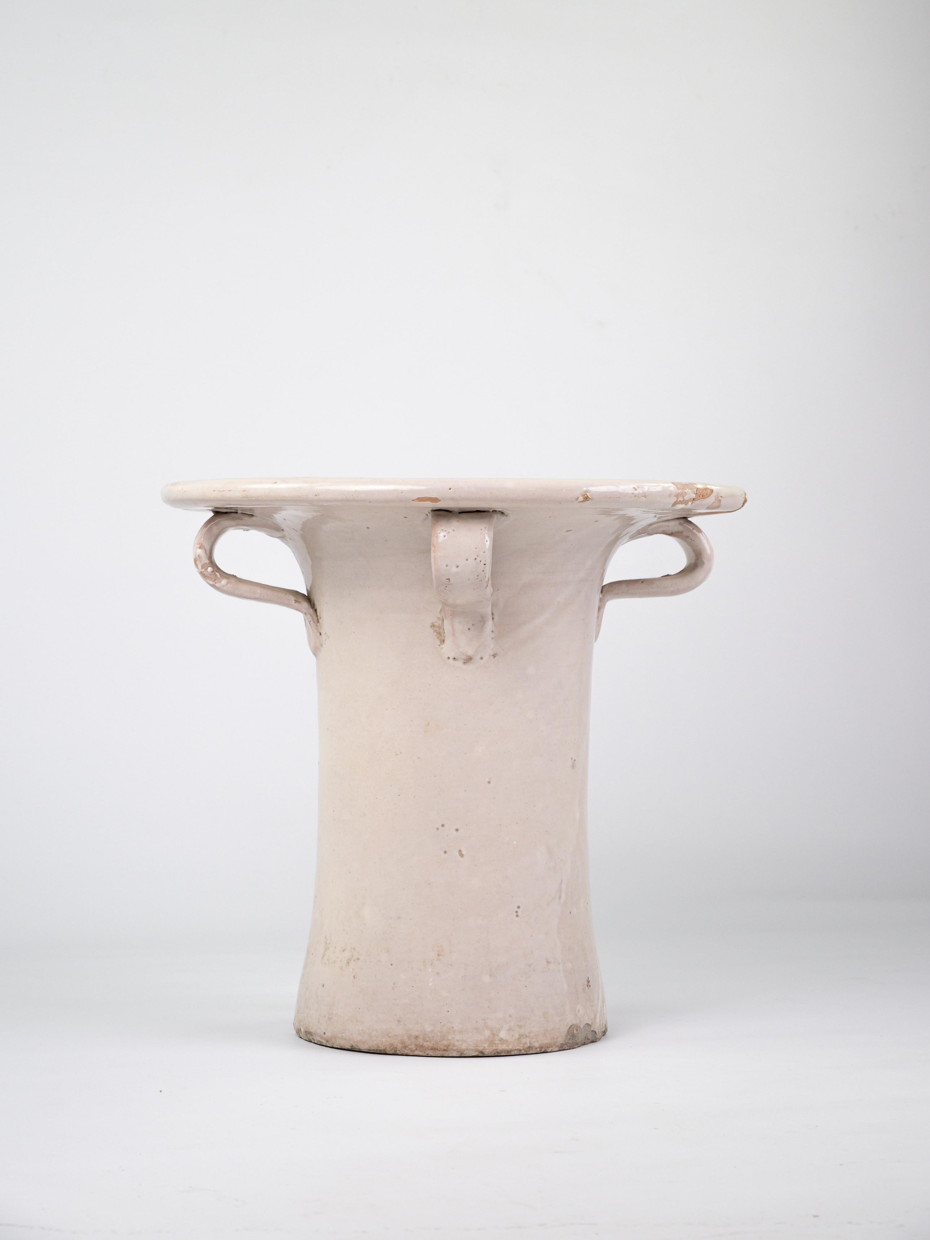Importante vaso in ceramica smaltata bianca. 

Buone condizioni. 

Italia circa 1960

Maggiori informazioni su richiesta. 