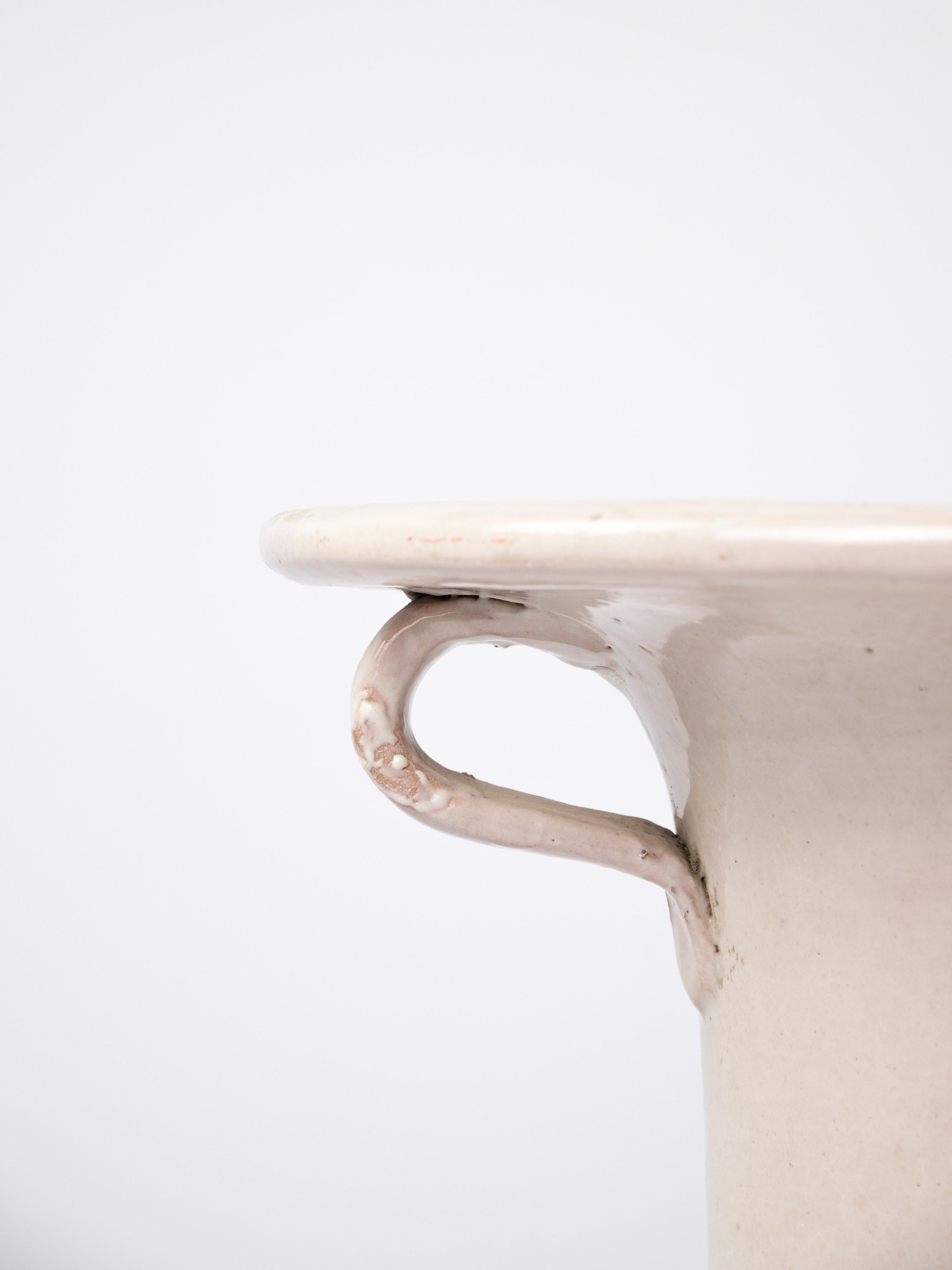 Mid-Century moderno Importante vaso in ceramica smaltata bianco sporco in vendita