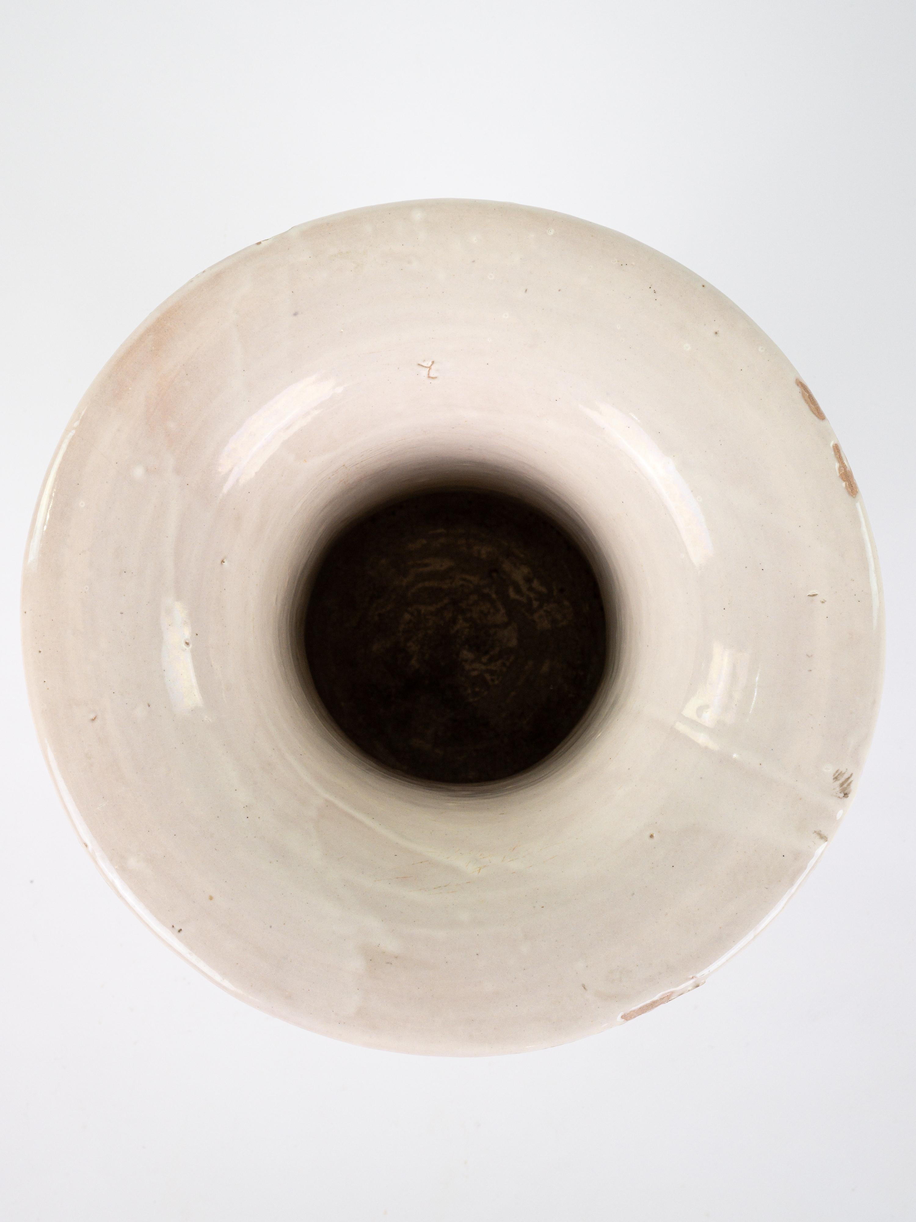 Metà XX secolo Importante vaso in ceramica smaltata bianco sporco in vendita