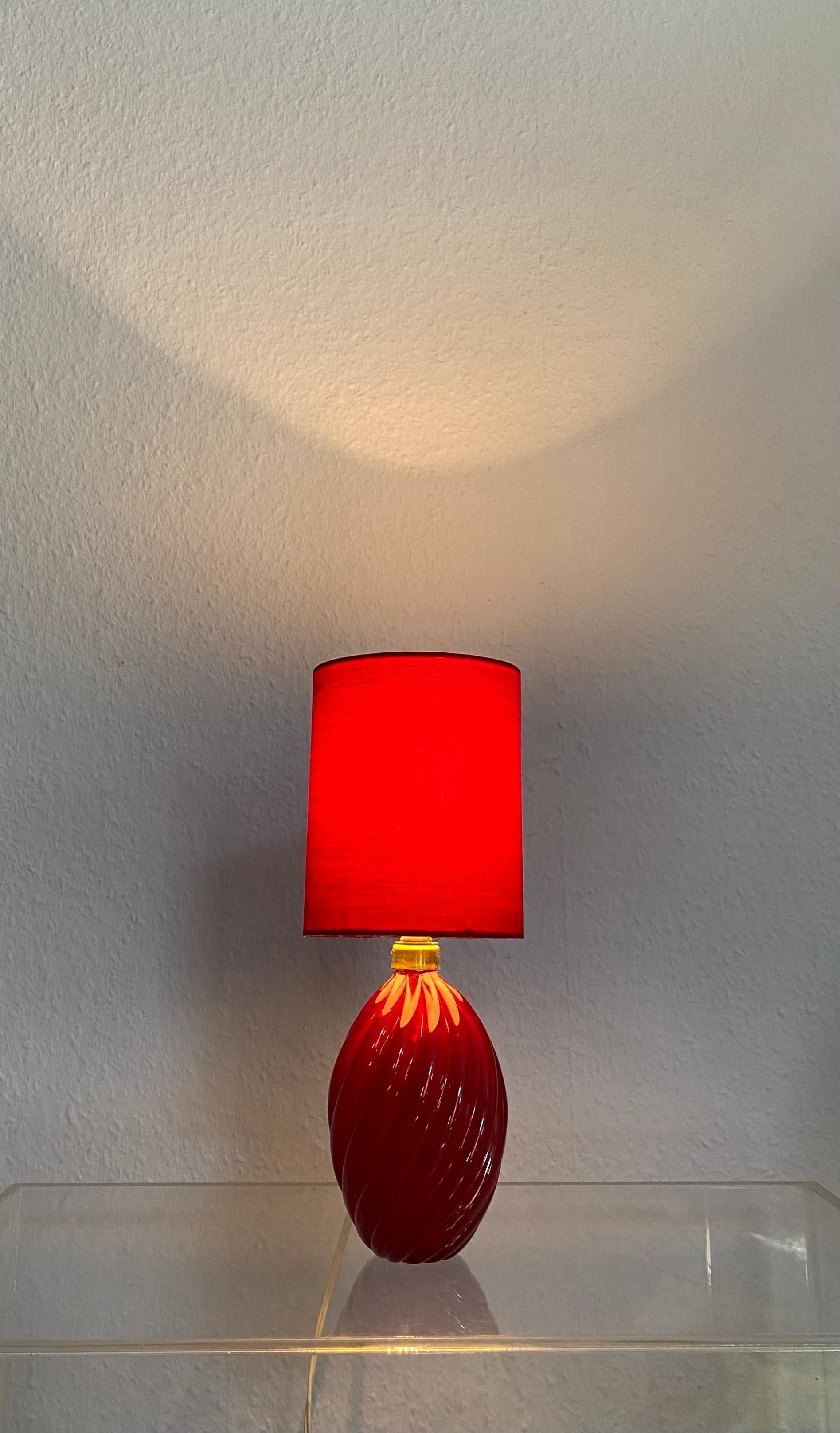 A beautiful and important early 20th century Murano desk lamp in rare red colored 