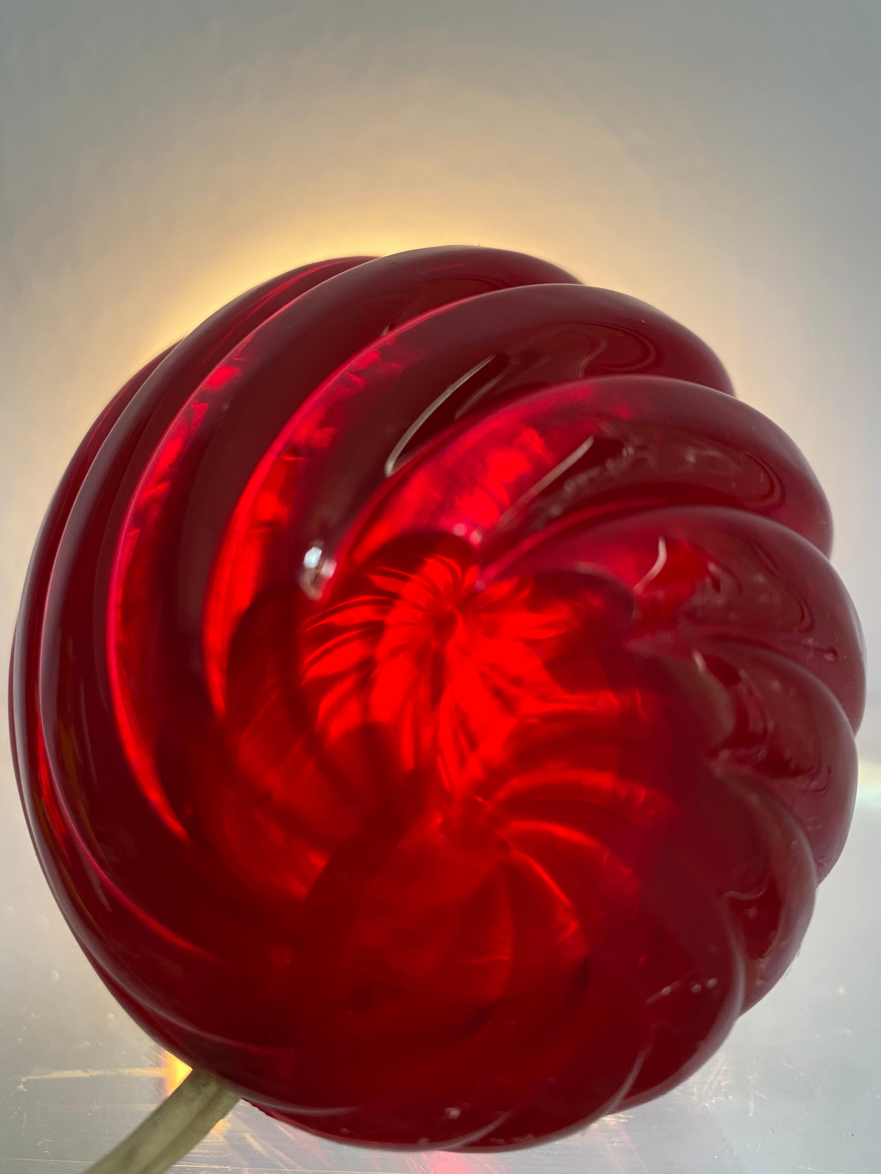 Art déco Importante lampe de bureau Venini rouge, forme « Diamante », Murano par Paolo Venini en vente