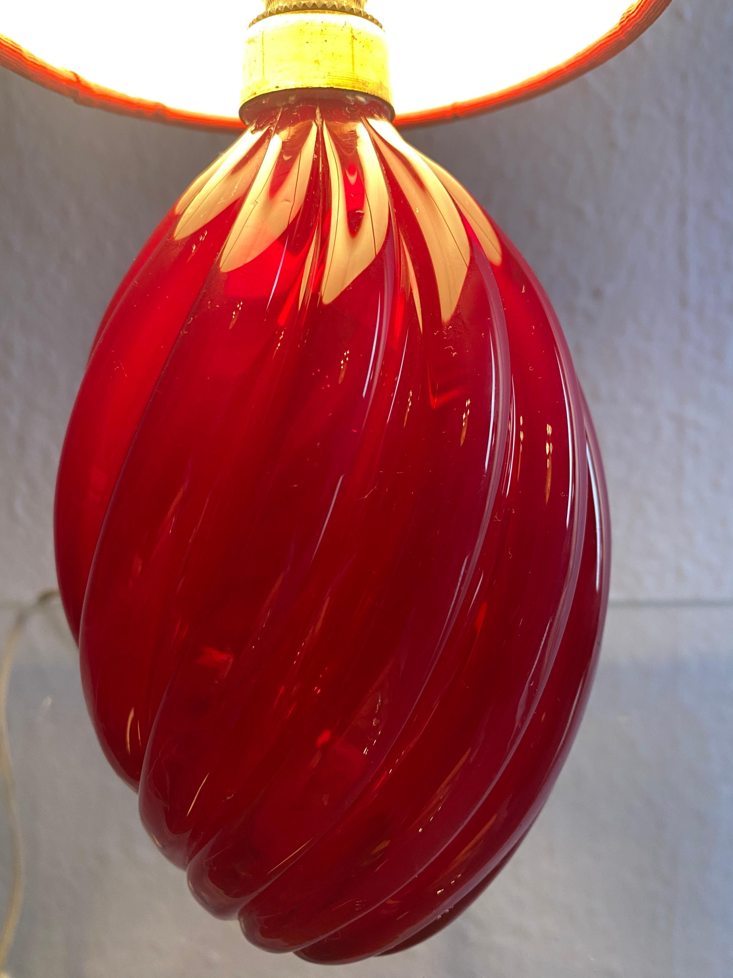 Importante lampe de bureau Venini rouge, forme « Diamante », Murano par Paolo Venini Bon état - En vente à Halle, DE