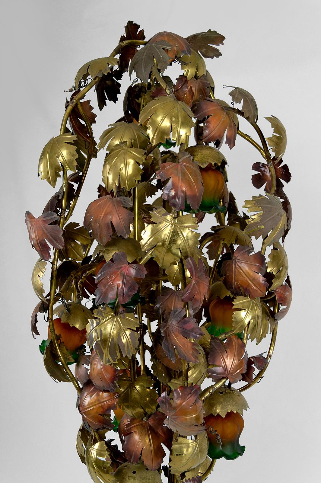 Milieu du XXe siècle Important lampadaire Vine en métal patiné, Hollywood Regency, vers 1960 en vente