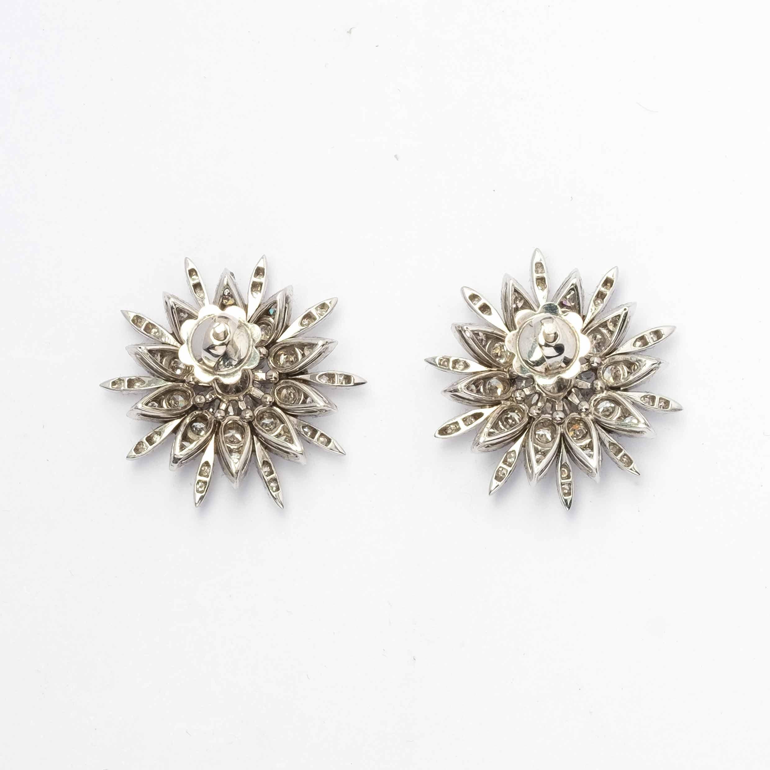 Diese raffinierten Ohrringe im Vintage-Stil aus den 1960er/70er Jahren sind aus 18 Karat Weißgold gefertigt und mit Huit-Huit-Diamanten und Diamanten im Altschliff von insgesamt ca. 2,80 Karat besetzt. Die Steine von gutem Handelsweiß und ohne