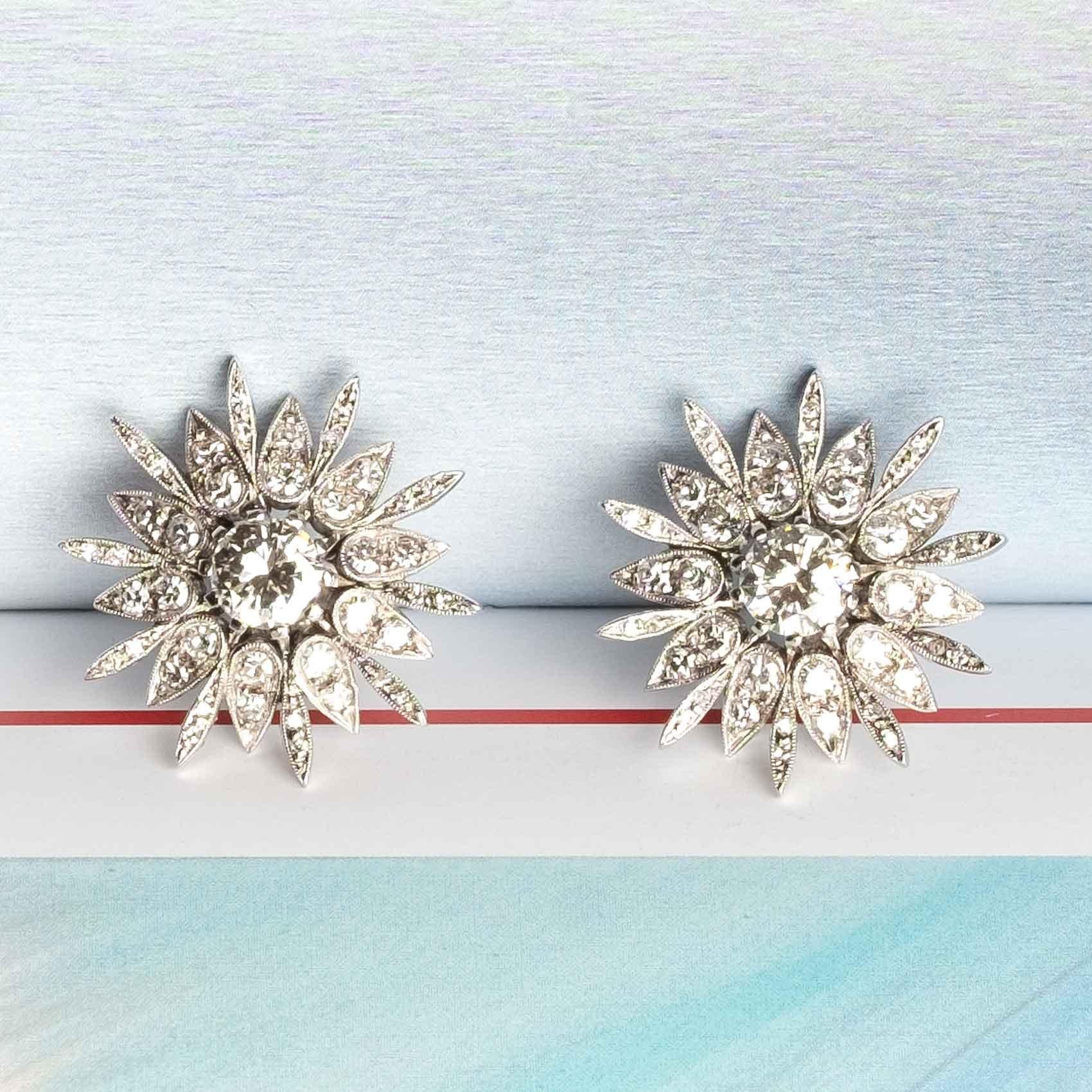 Wichtige Vintage-Ohrringe aus den 1960er/70er Jahren aus 18 Karat Weißgold mit Diamanten (Rundschliff) im Angebot