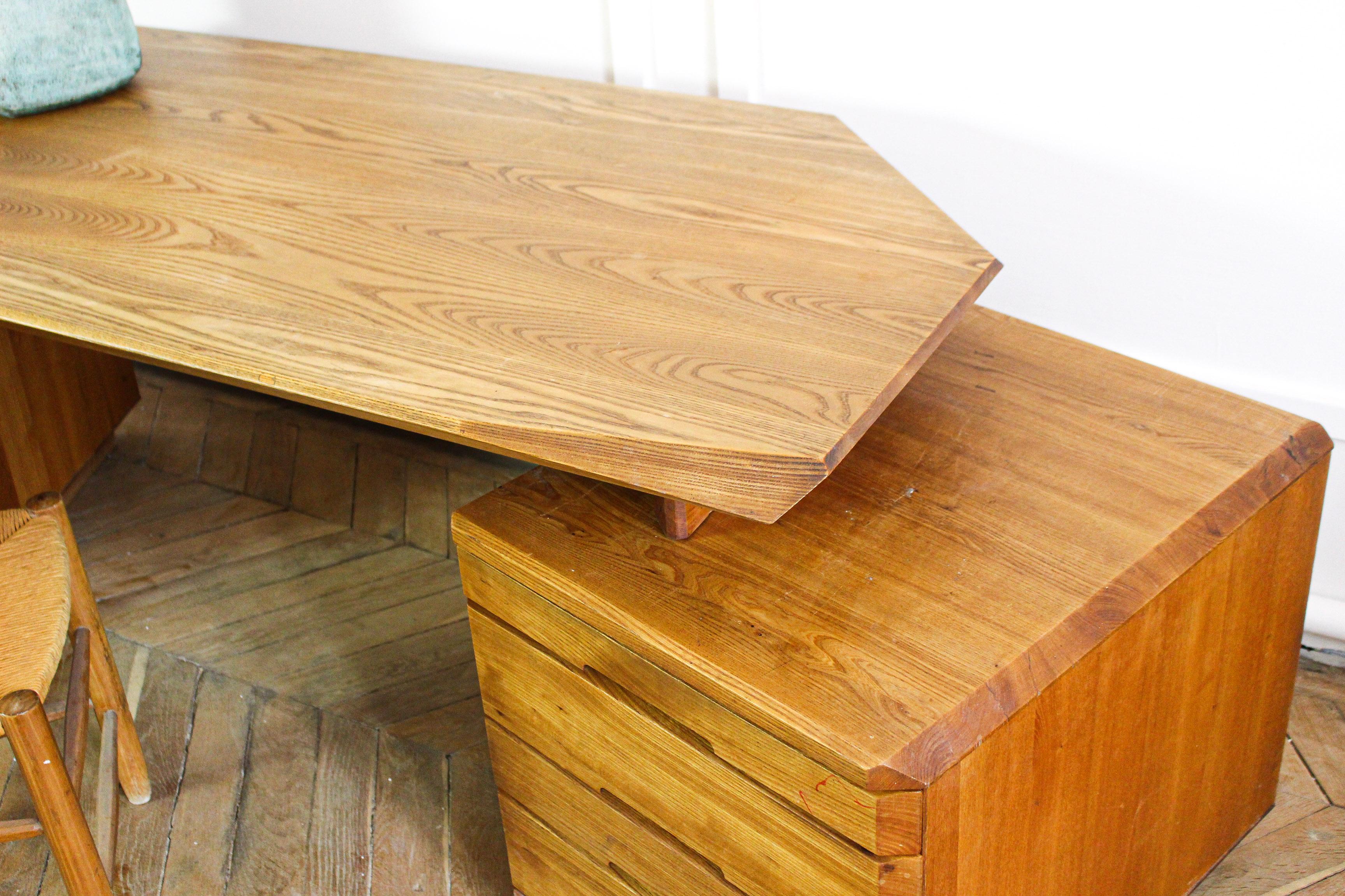 Really large desk design by Pierre Chapo and produced in 1980. This desk B40 is made in solid Elm and is the largest version of the model. In situ picture and more details regarding the provenance can be provided on demand. The desk is in good