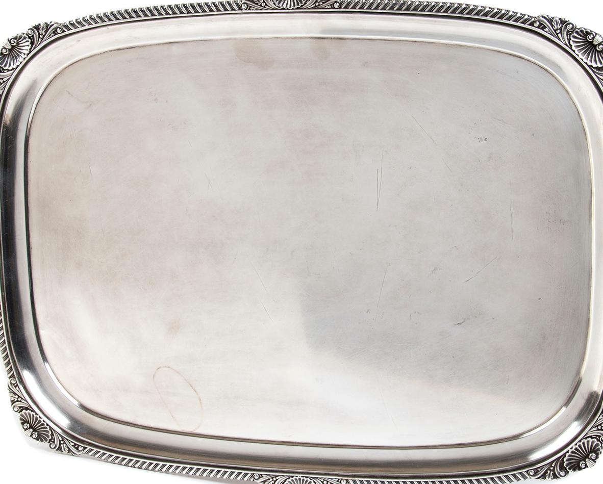 You are admiring a remarkable silver tray, realized in London in 1905.

Made of 925/1000 silver. Weight: 0.432 Kgs.

This tray has a rectangular shape and a grooved edge with acanthus leaves decorations. With shell shaped corners and shaped