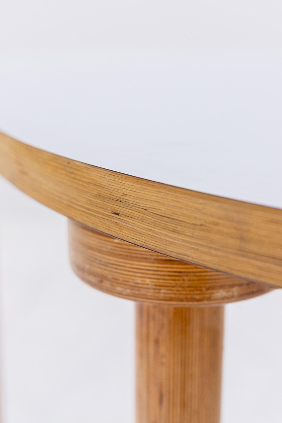 Wunderschöner Tisch, der in den 1970er Jahren von Enzo Mari für den italienischen Edelhersteller Driade entworfen wurde.
Der Tisch ist aus Sperrholz gefertigt, mit einer weichen Holzfarbe, die die schöne Maserung hervorhebt. Die 4 Beine sind ganz