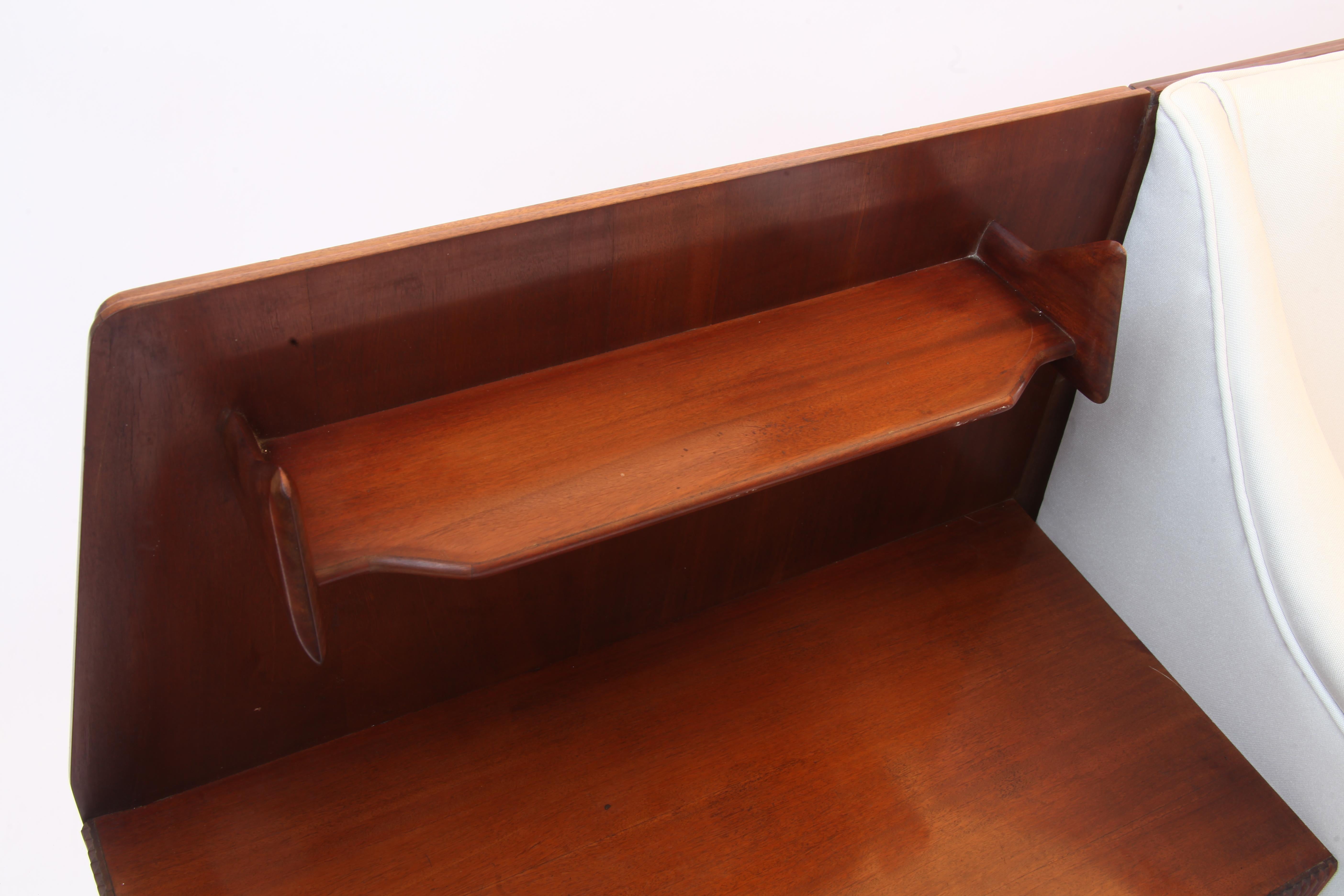 Important Wall Unit, Large Curved Sofa and walnut Shelfs by Dassi, 1940 4