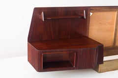 Importante parete attrezzata, grande divano curvo e scaffali in noce di Dassi, 1940