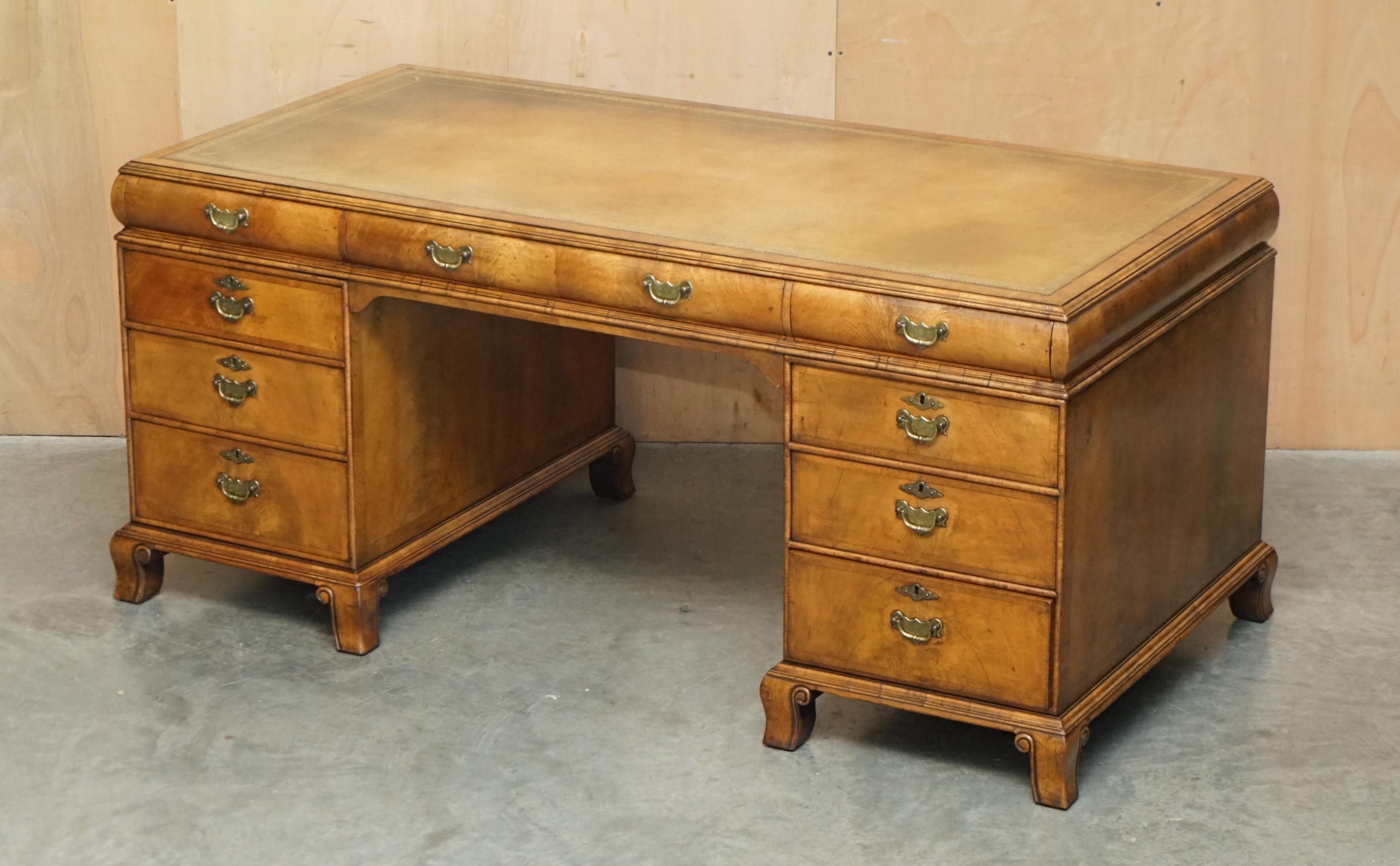 Casa Reale Antiquariato

Royal House Antiques è lieta di offrire in vendita questa raffinata scrivania in noce a due piedistalli, con due lati, di epoca vittoriana, circa 1880, con piano in pelle marrone tinta a mano.

Tieni presente che le spese di