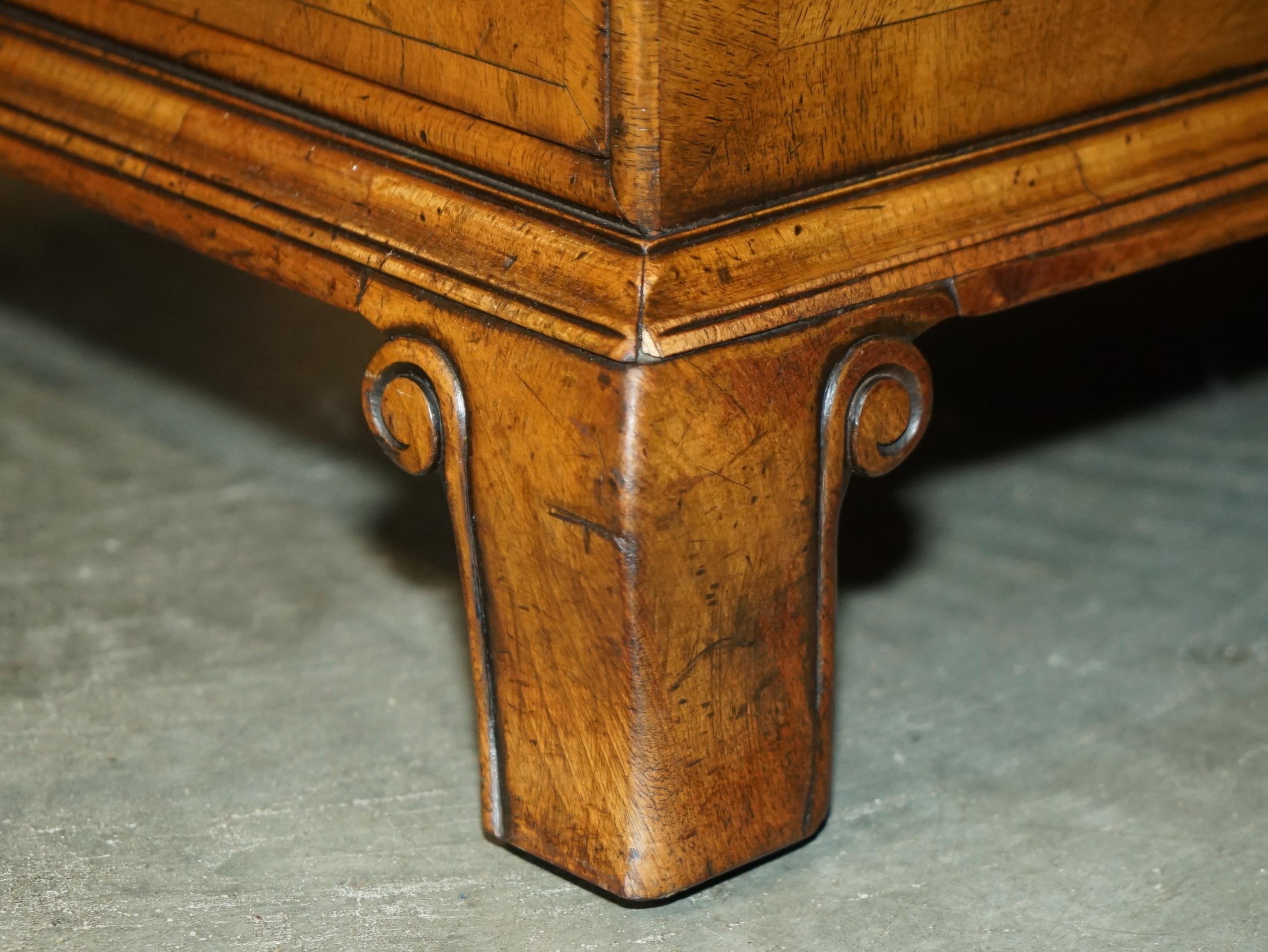 Fine XIX secolo IMPORTANTISSIMA PELLE DI NOCE E MARRONE A DOPPIA FACCIA PER LE PARTITI CUSCINO DELLA SCRIVANIA in vendita