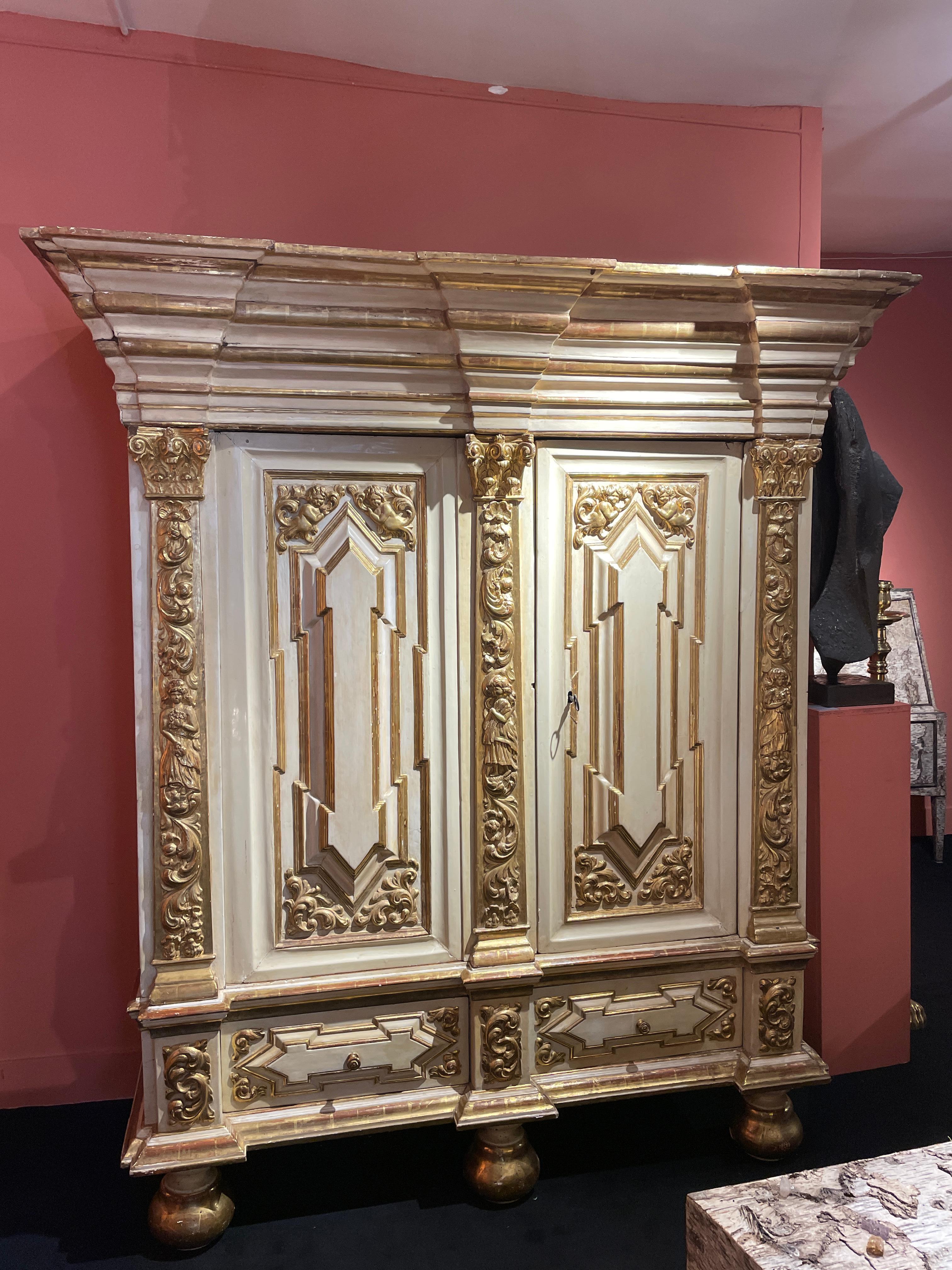 IMPORTANT WARDROBE OF THE HANSEAN REPUBLICS

ORIGIN : NORTHERN GERMANY
PERIOD : LATE 16th – EARLY 17th CENTURY

Height : 222 cm
Width : 198 cm
Depth : 78 cm

Lacquered and gilded oak wood


This imposing wardrobe is punctuated by three corinthian