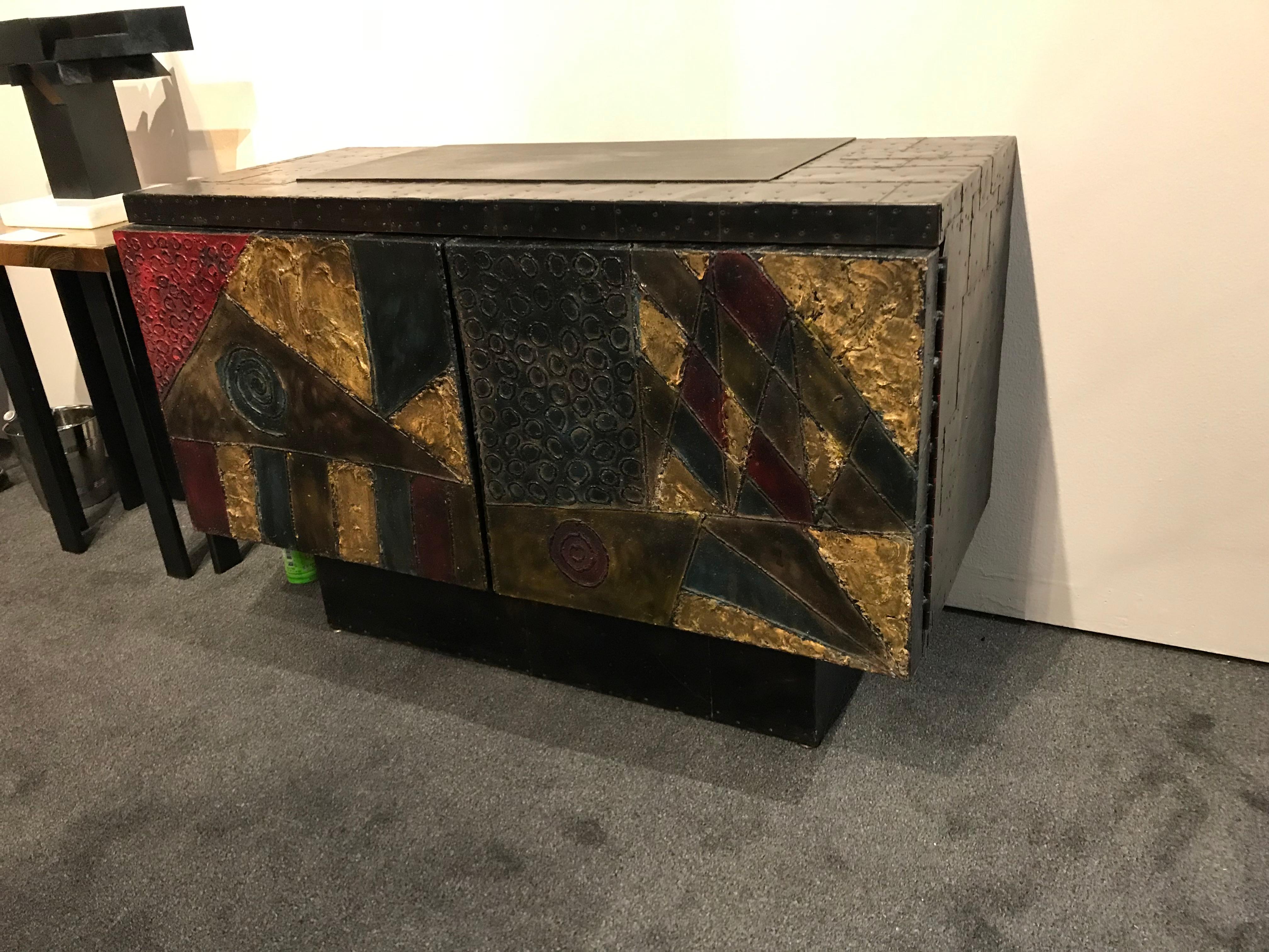 Important welded polychrome and gilt steel cabinet by Paul Evans, inset with slate top. Welded signature.


   