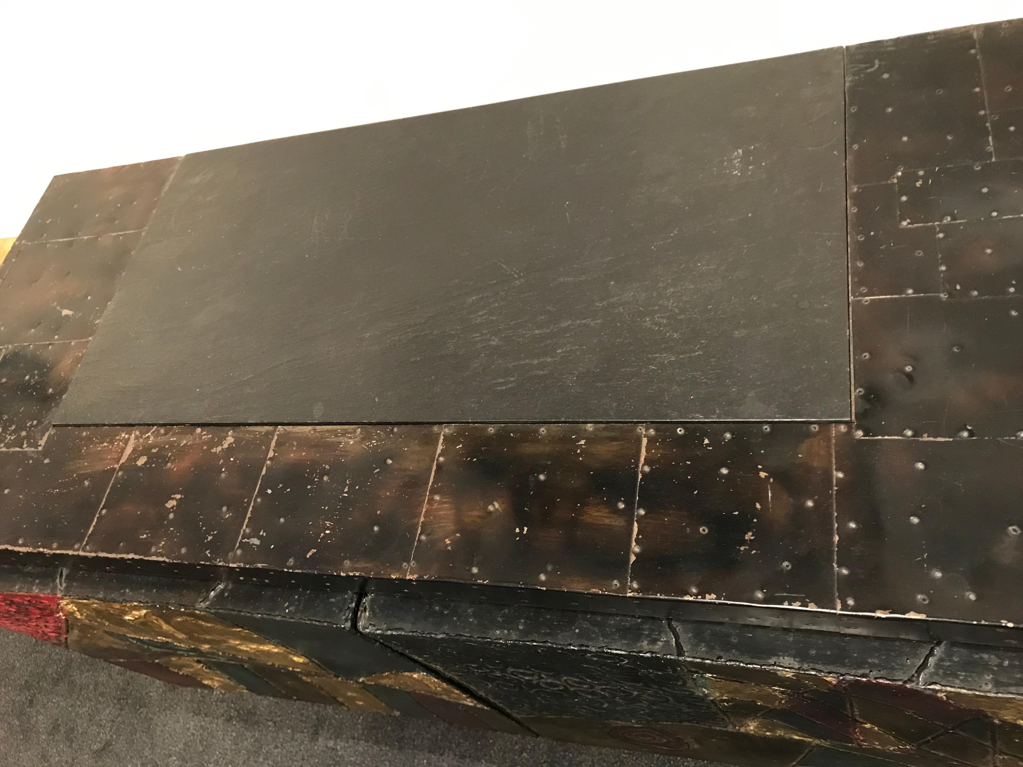 Schrank aus geschweißtem, polychromiertem und vergoldetem Stahl von Paul Evans im Zustand „Gut“ im Angebot in Montreal, QC