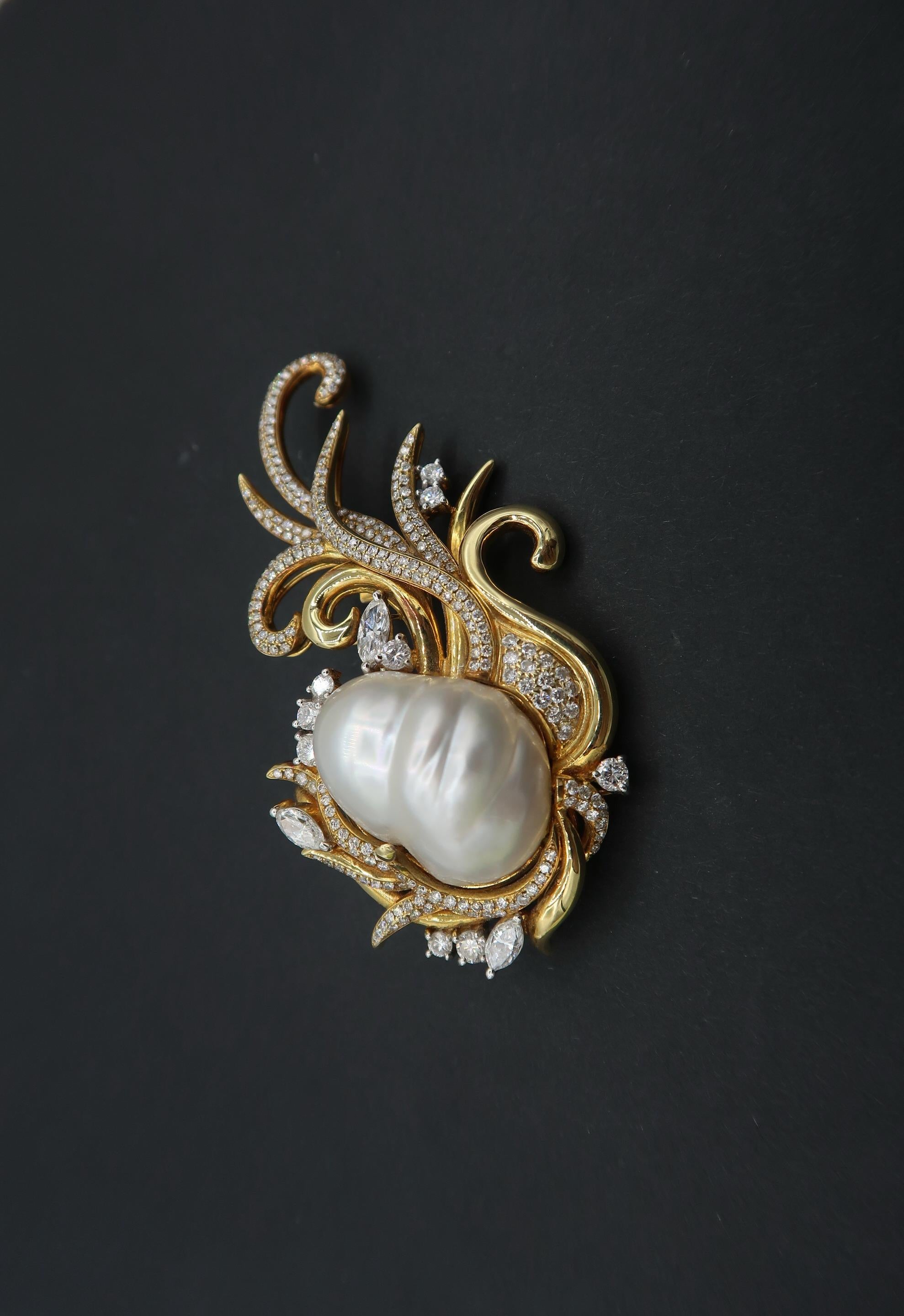 Important 25.12mm White South Sea Pearl Diamond Brooch in 18K Yellow Gold Setting

Height : approx. 7.3cms.
Width : approx. 4cms.

Diamond : 3.41cts
Pearl : White South Sea Pearl approx. 25.12mm * 20.05mm
Gold : 18K Yellow Gold 35.332g.