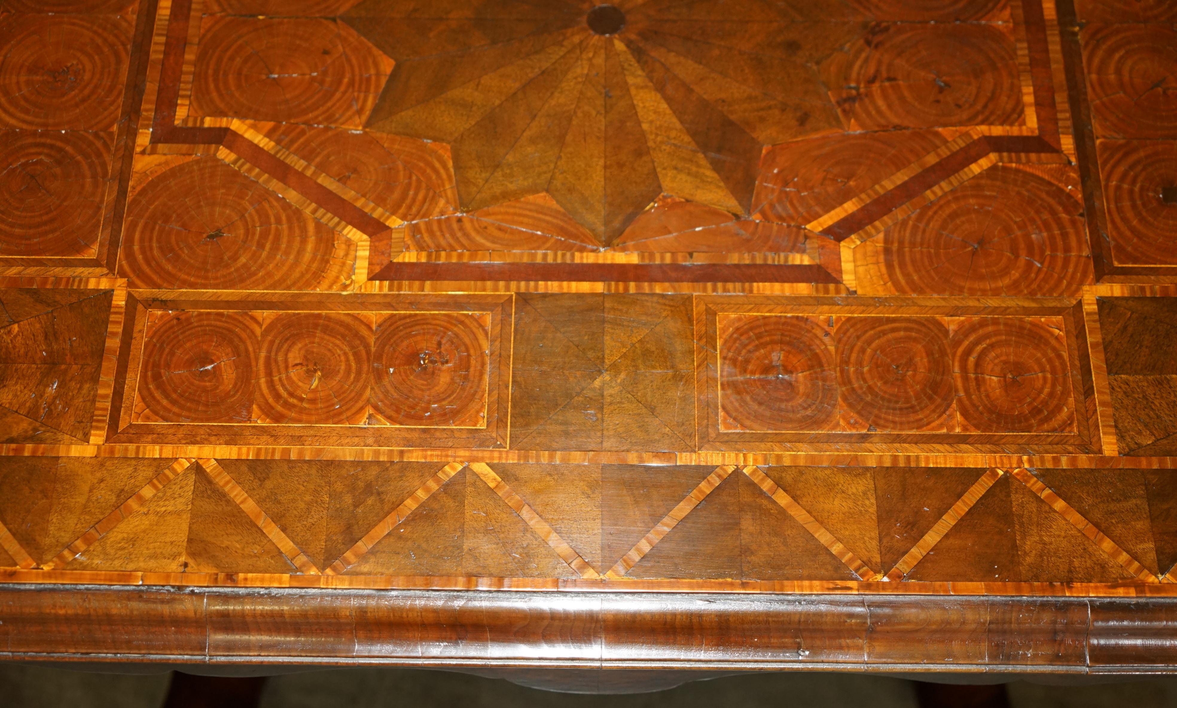 Importante table du CENTRE EN CUIR D'OYSTER LABURNUM WiLLIAM & MARY, entièrement rénovée en vente 4