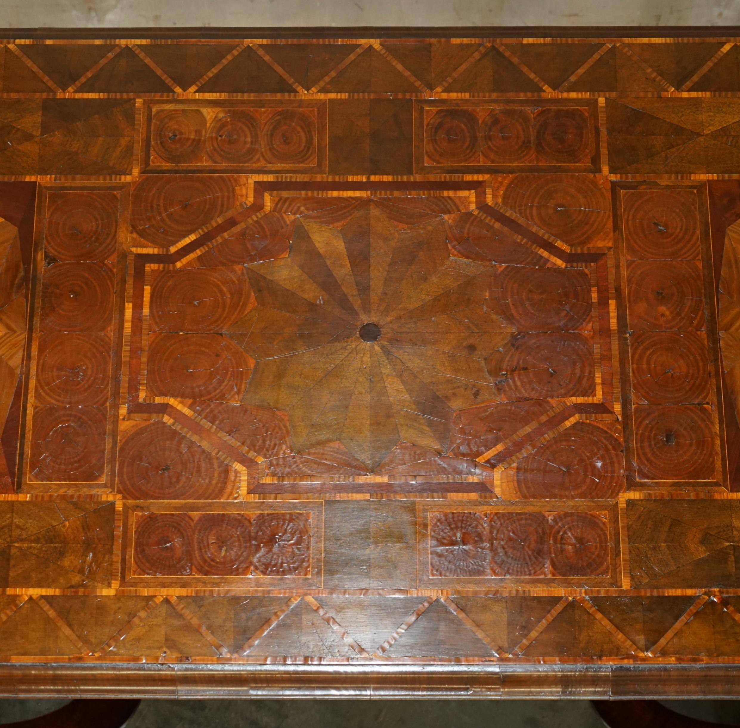 Début du XVIIIe siècle Importante table du CENTRE EN CUIR D'OYSTER LABURNUM WiLLIAM & MARY, entièrement rénovée en vente