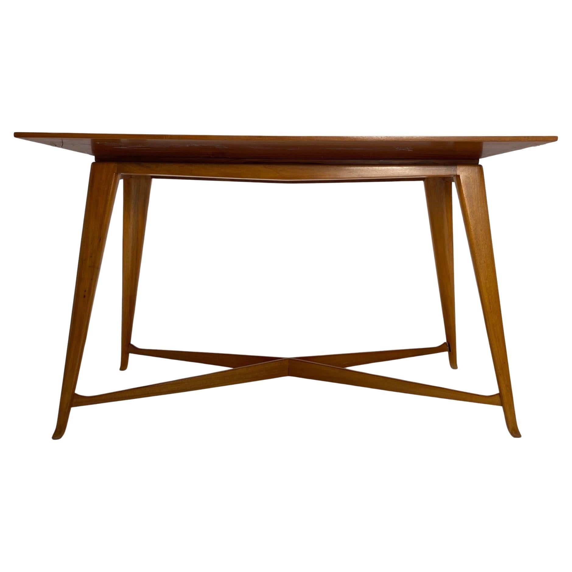 Important sculptural wooden coffee table, with essential and elegant lines, in Gio Pointi style, coming from an important Italian house. 1950s