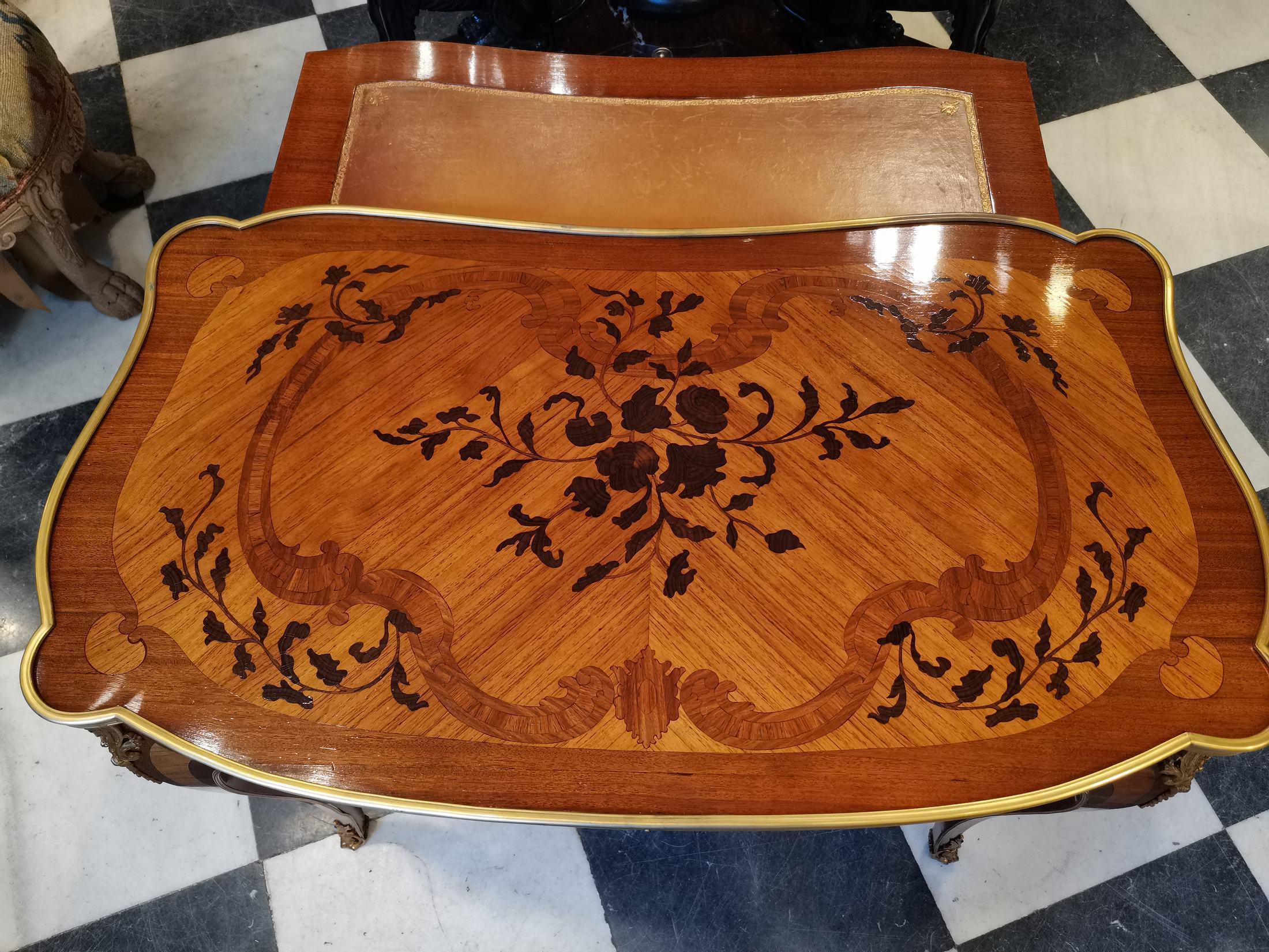 Importante table à écrire Louis XV du 19ème siècle en vente 2