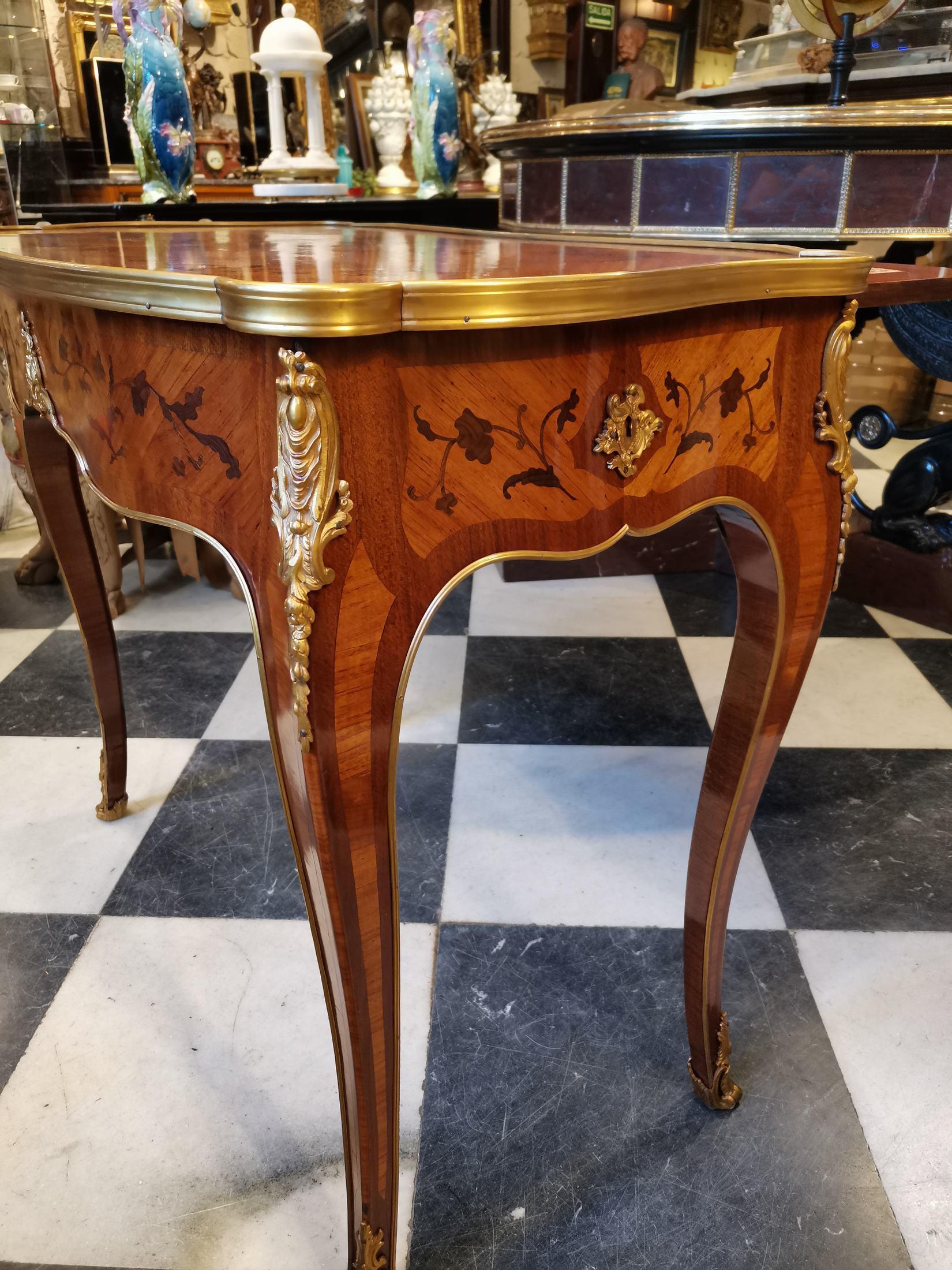 Importante table à écrire Louis XV du 19ème siècle en vente 4