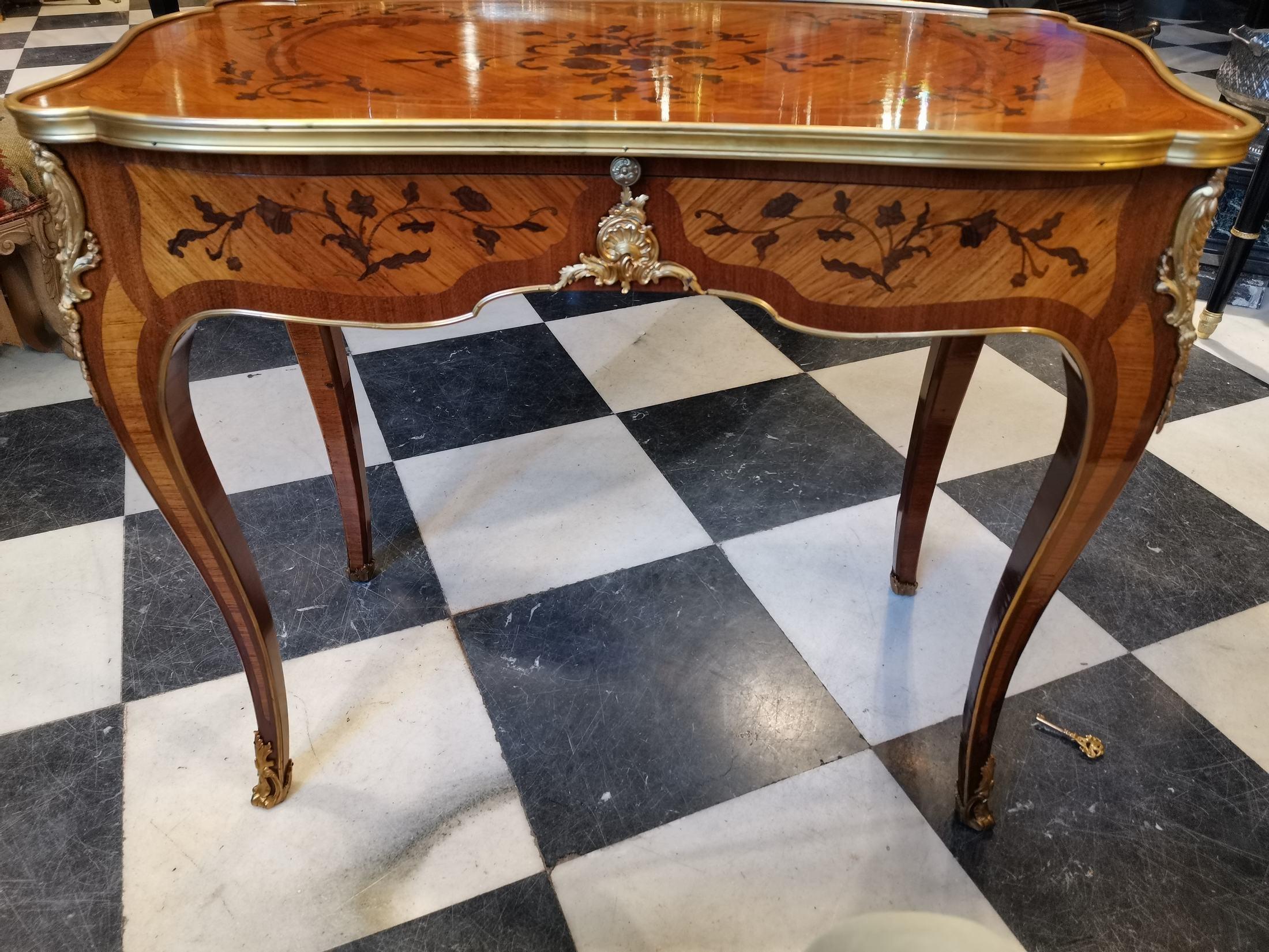 Baroque Importante table à écrire Louis XV du 19ème siècle en vente