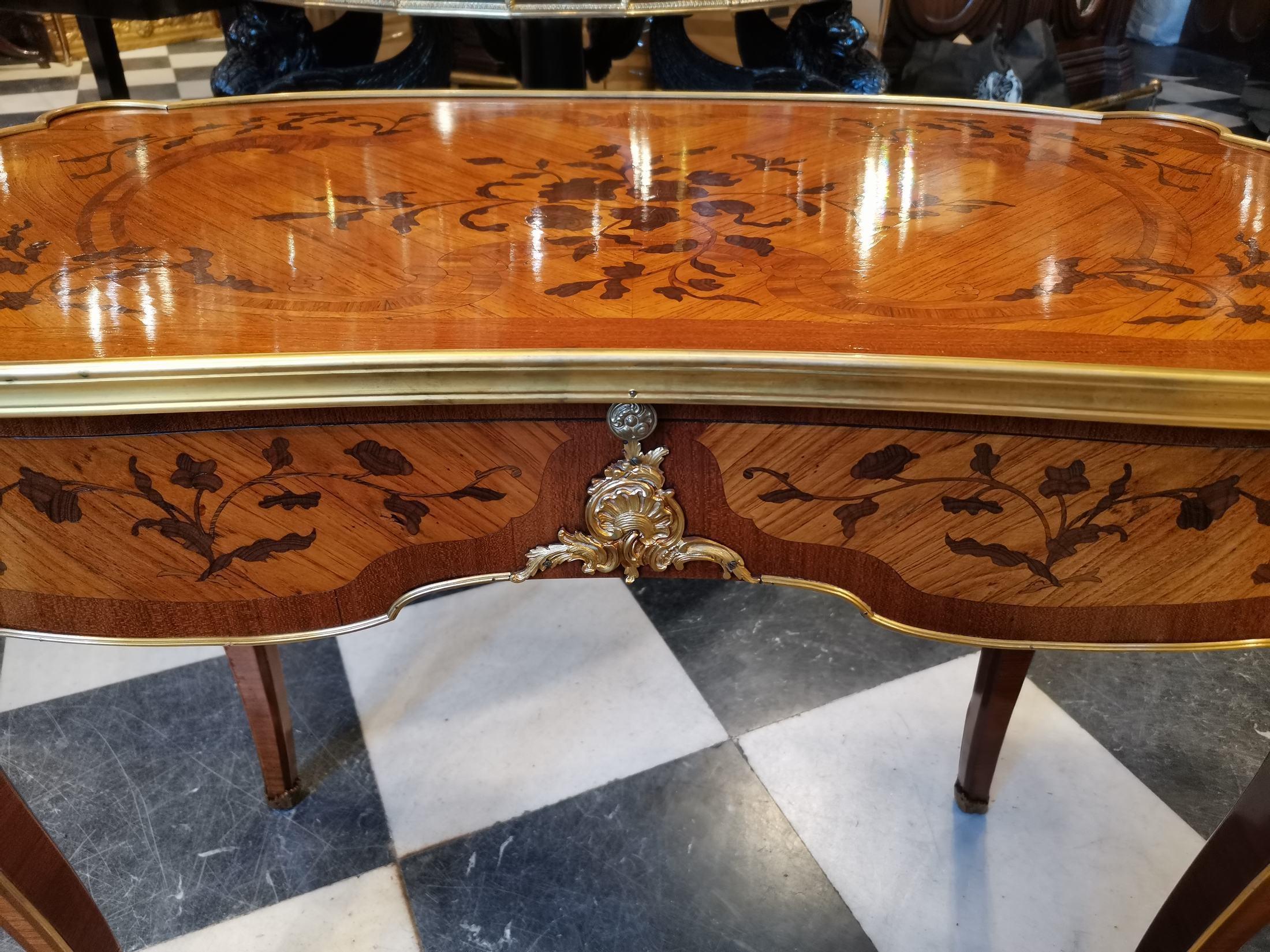 Français Importante table à écrire Louis XV du 19ème siècle en vente