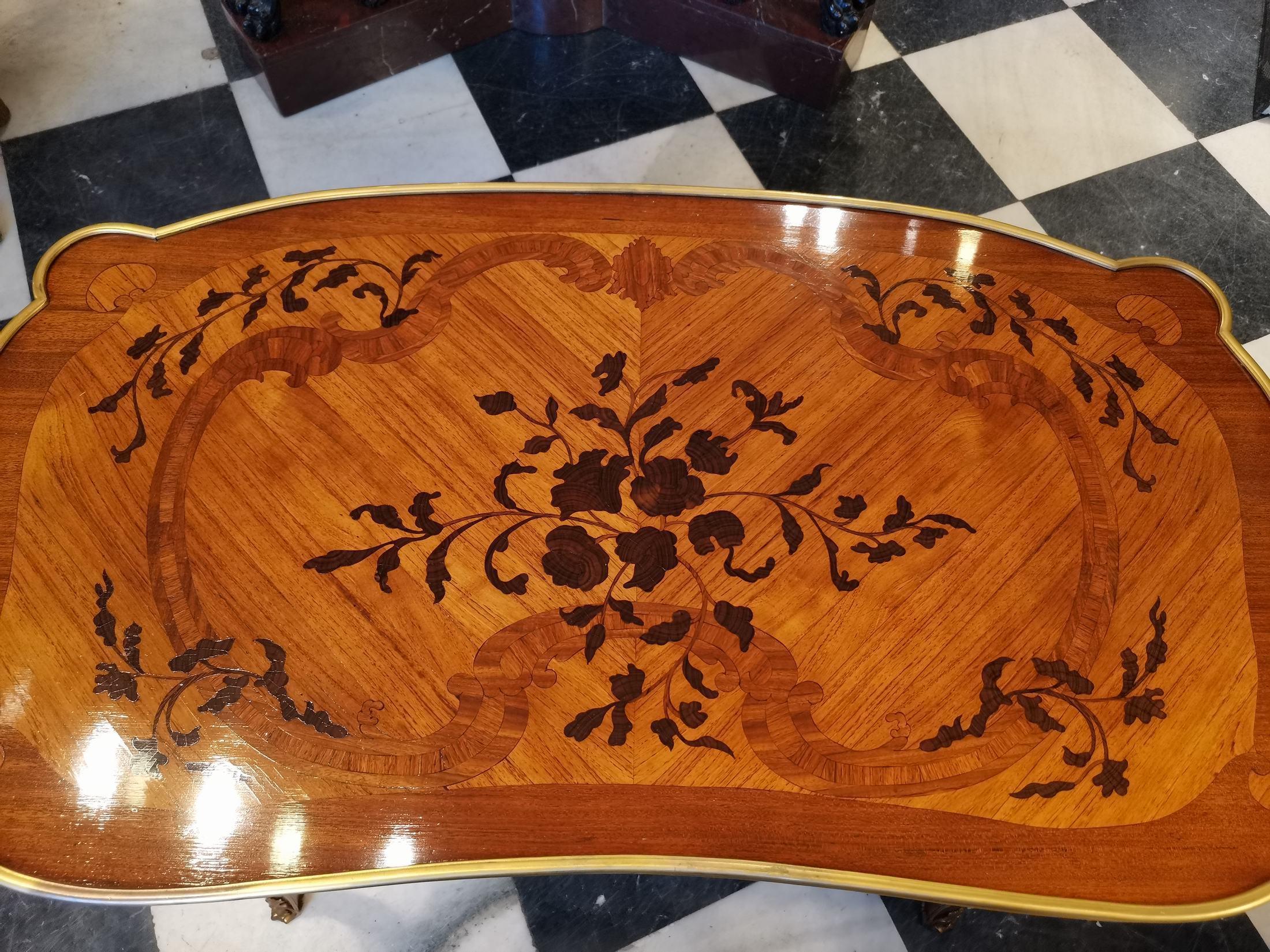 Fait main Importante table à écrire Louis XV du 19ème siècle en vente