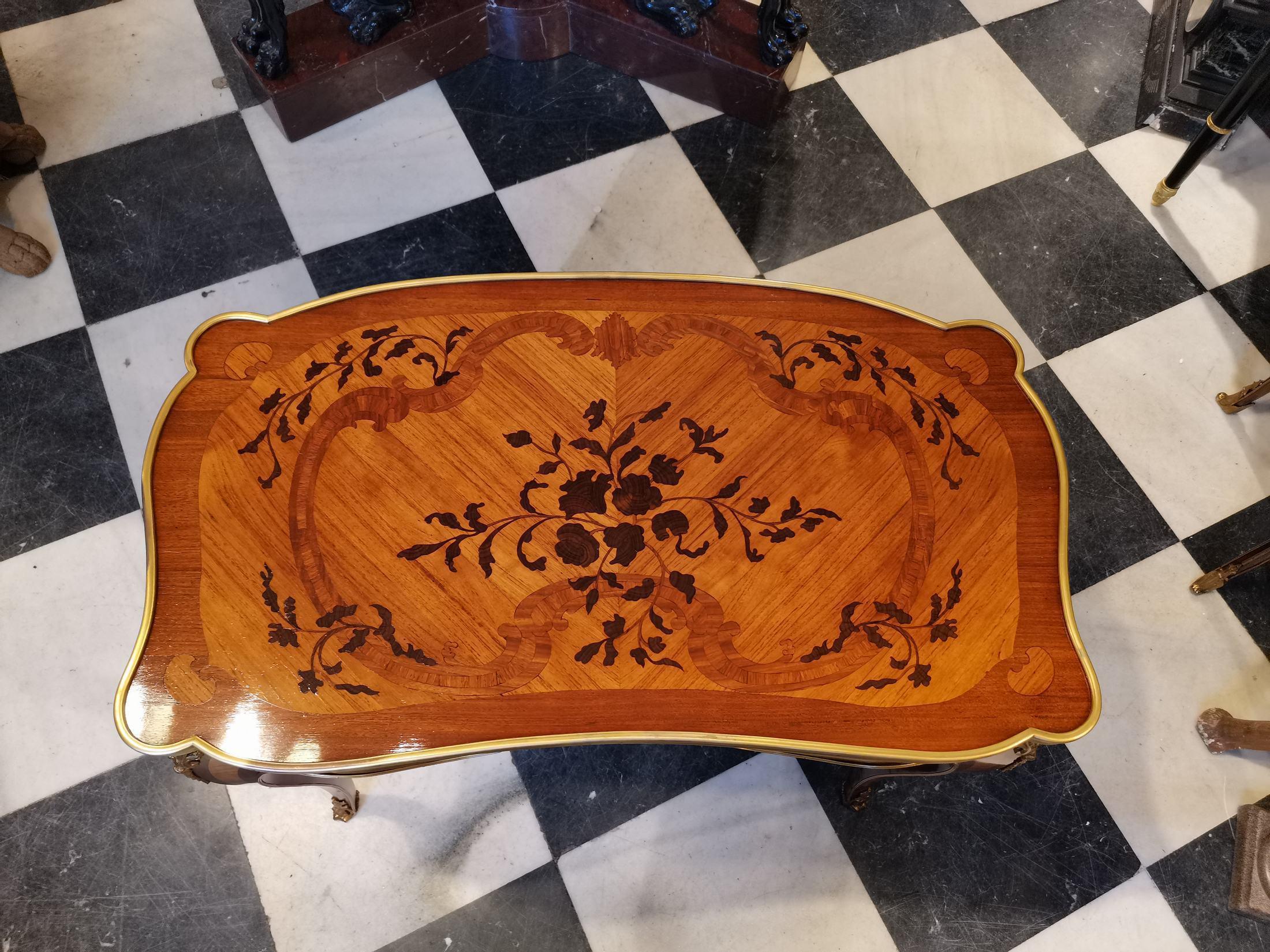 Importante table à écrire Louis XV du 19ème siècle Bon état - En vente à Madrid, ES