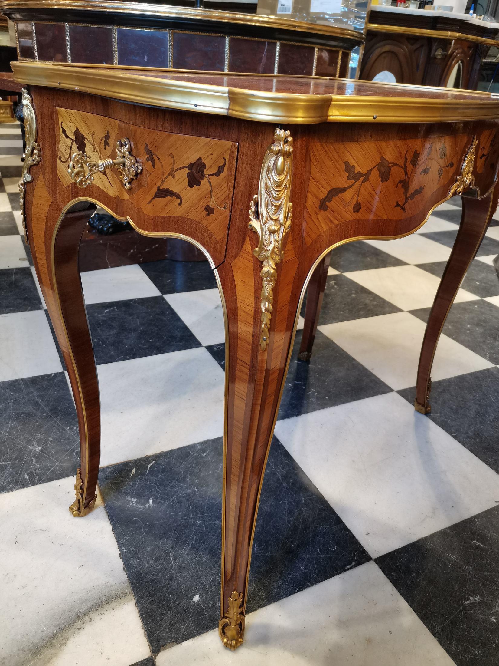 XIXe siècle Importante table à écrire Louis XV du 19ème siècle en vente