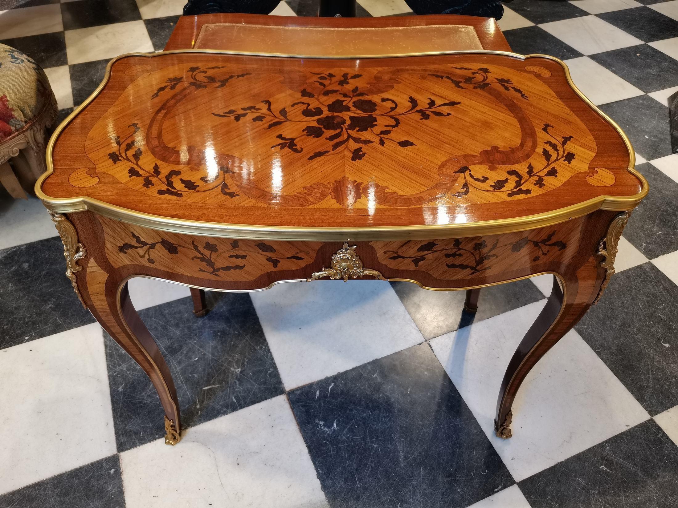 Importante table à écrire Louis XV du 19ème siècle en vente 1