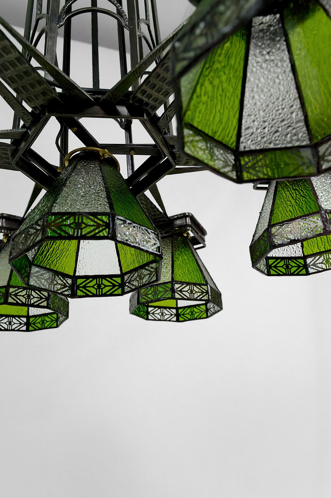 Importante lampadario in ferro battuto, gotico Art Deco , Francia, Circa 1920 In condizioni ottime in vendita a VÉZELAY, FR