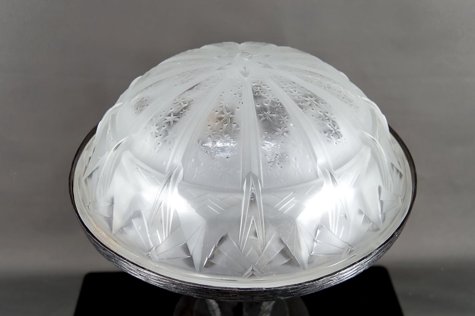 Importante Lámpara de Hierro Forjado con Cúpula de Cristal Estrellada, Art Decó Modernista en venta 5